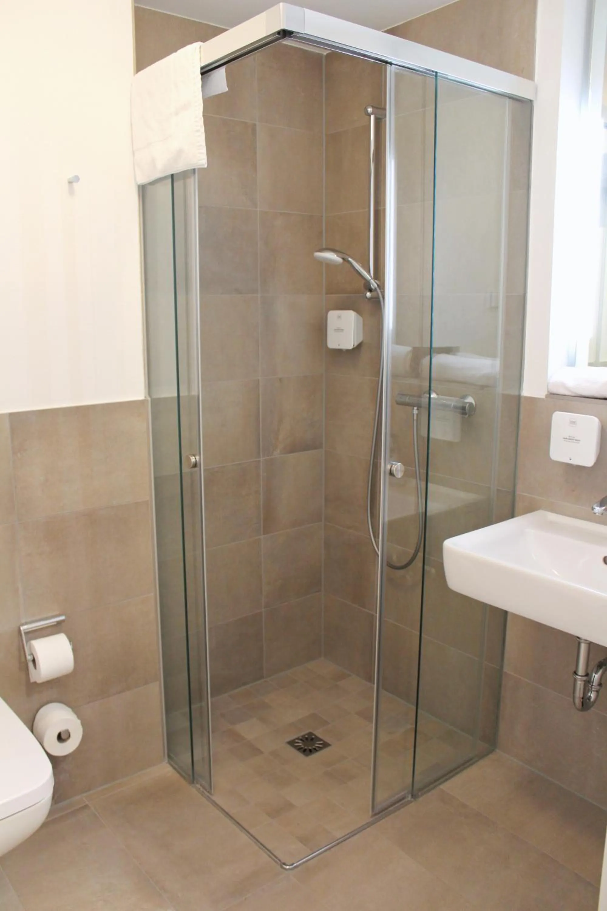 Bathroom in DRK-Tagungshotel-Dunant