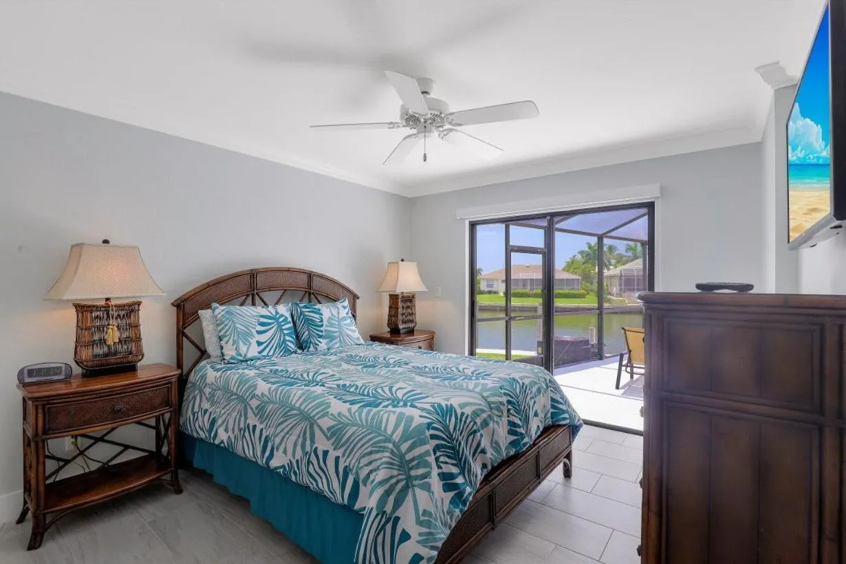 Bed in Pet-friendly waterfront home on key lot with view