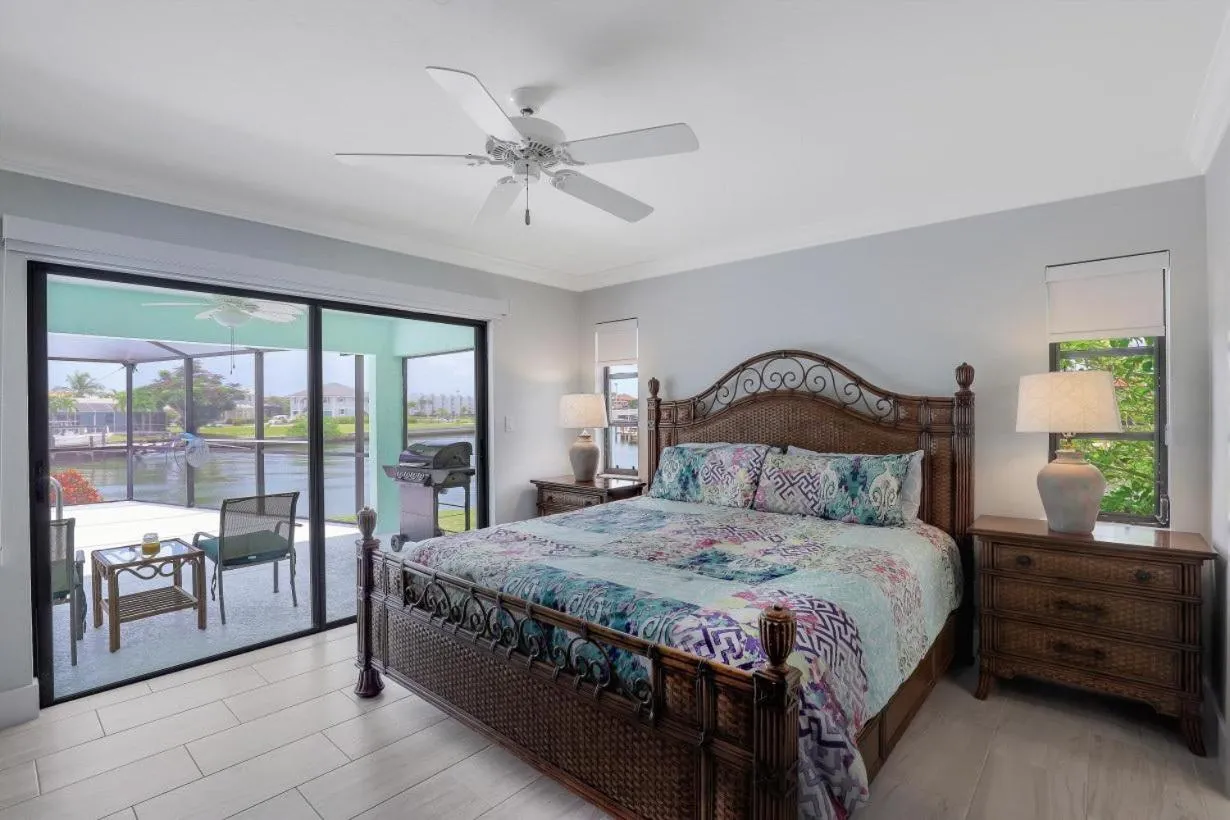 Bed in Pet-friendly waterfront home on key lot with view