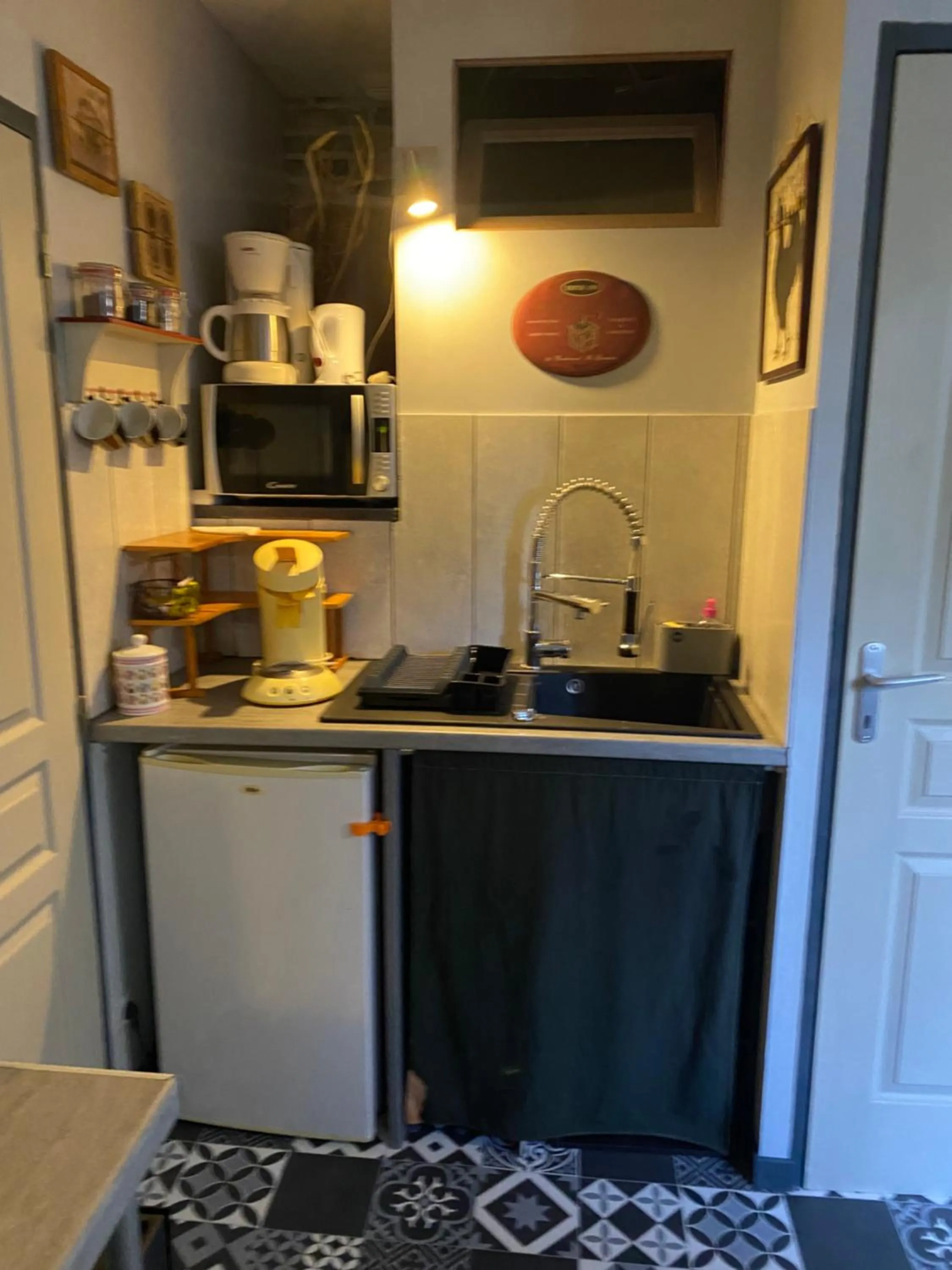 Kitchen or kitchenette in Chambres d'hôtes La Fougereuse