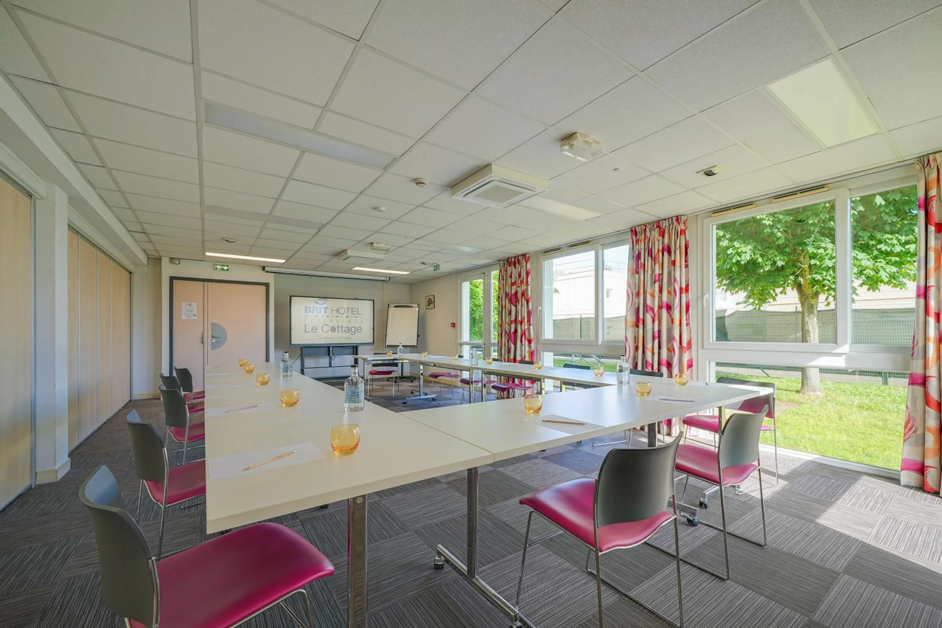 Meeting/conference room in Brit Hotel Le Cottage Le Mans Sud