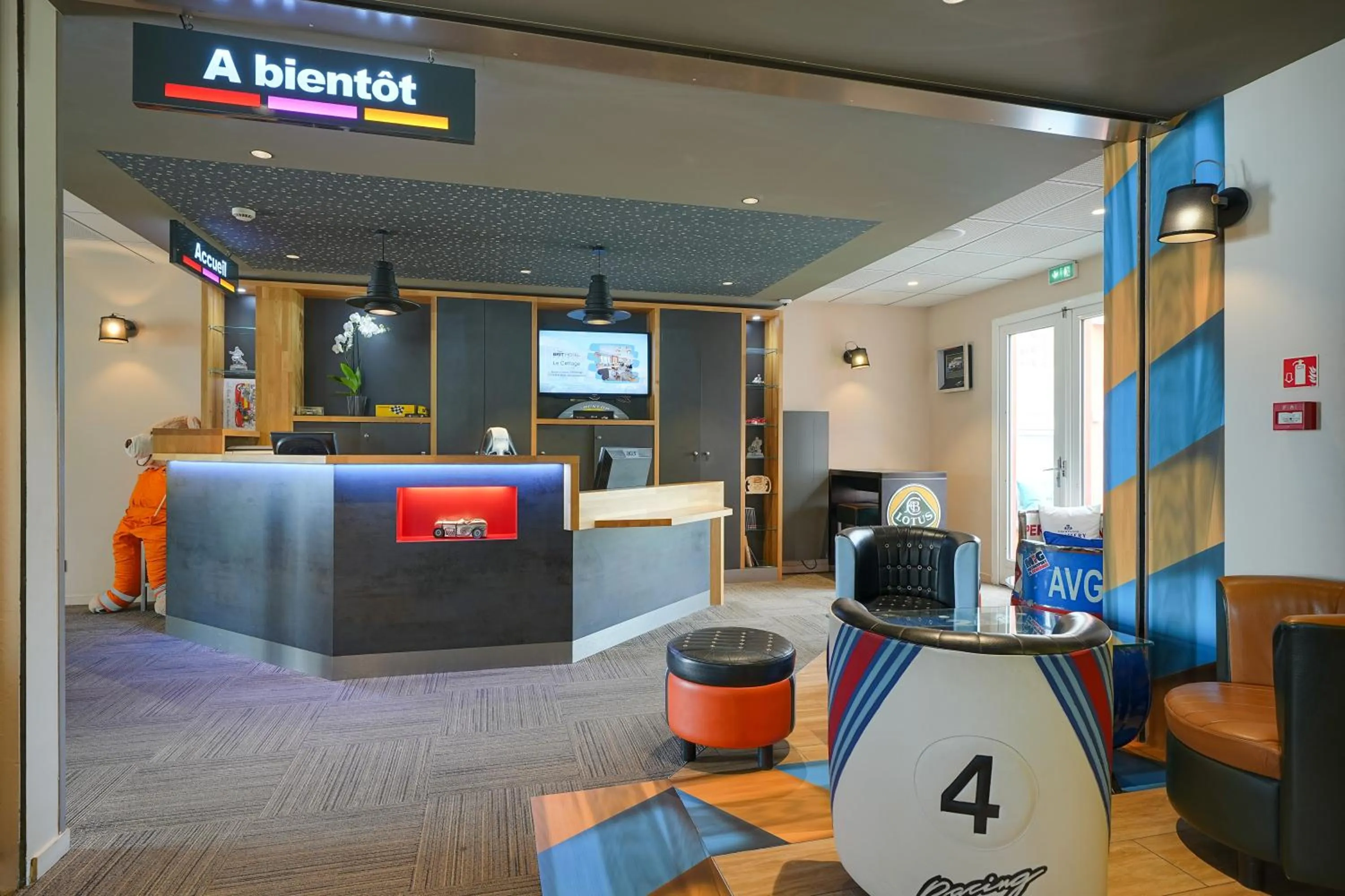 TV and multimedia in Brit Hotel Le Cottage Le Mans Sud