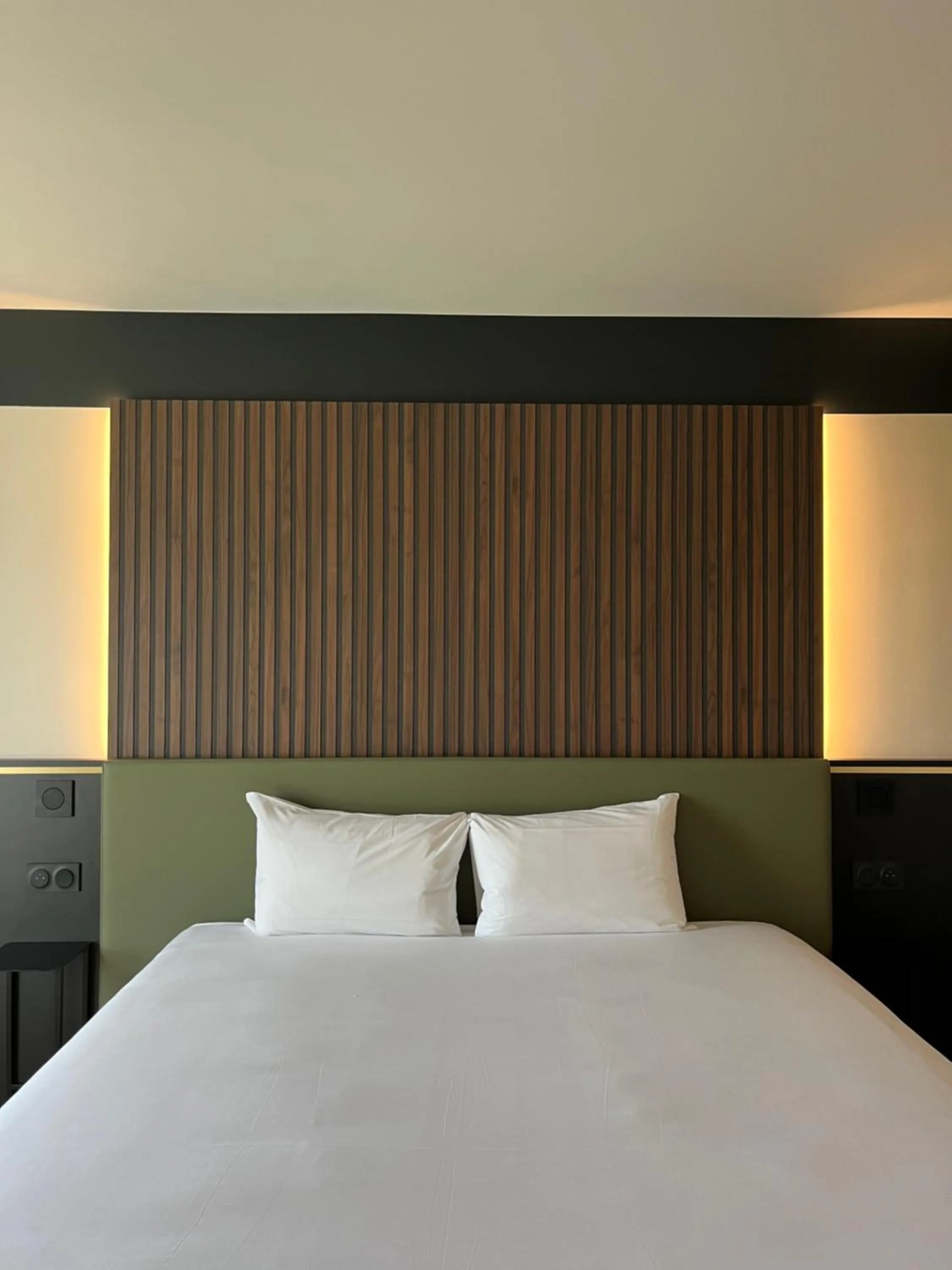 Bed in Brit Hotel Le Cottage Le Mans Sud