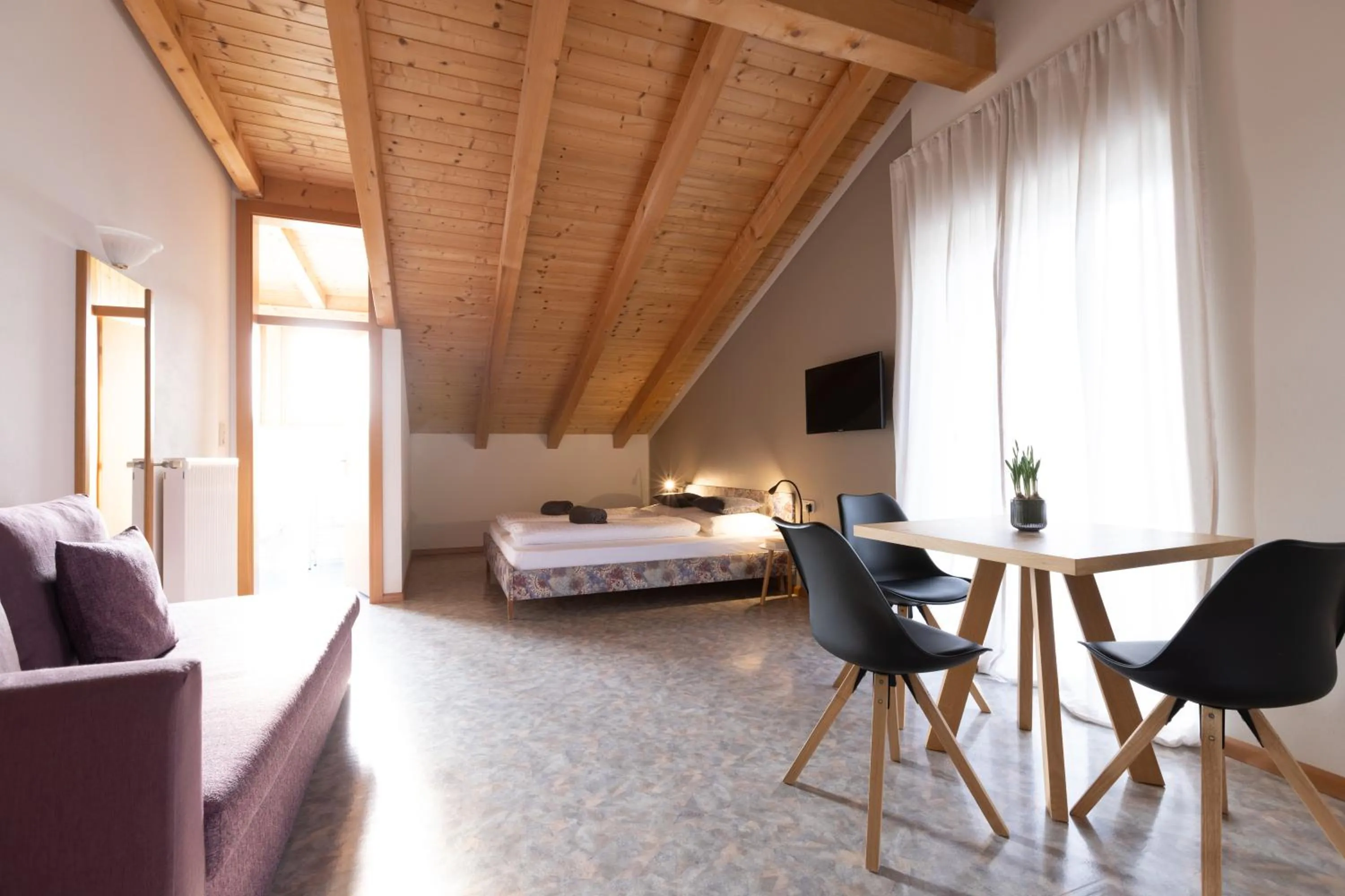 Photo of the whole room, Bed in Residence Margreth