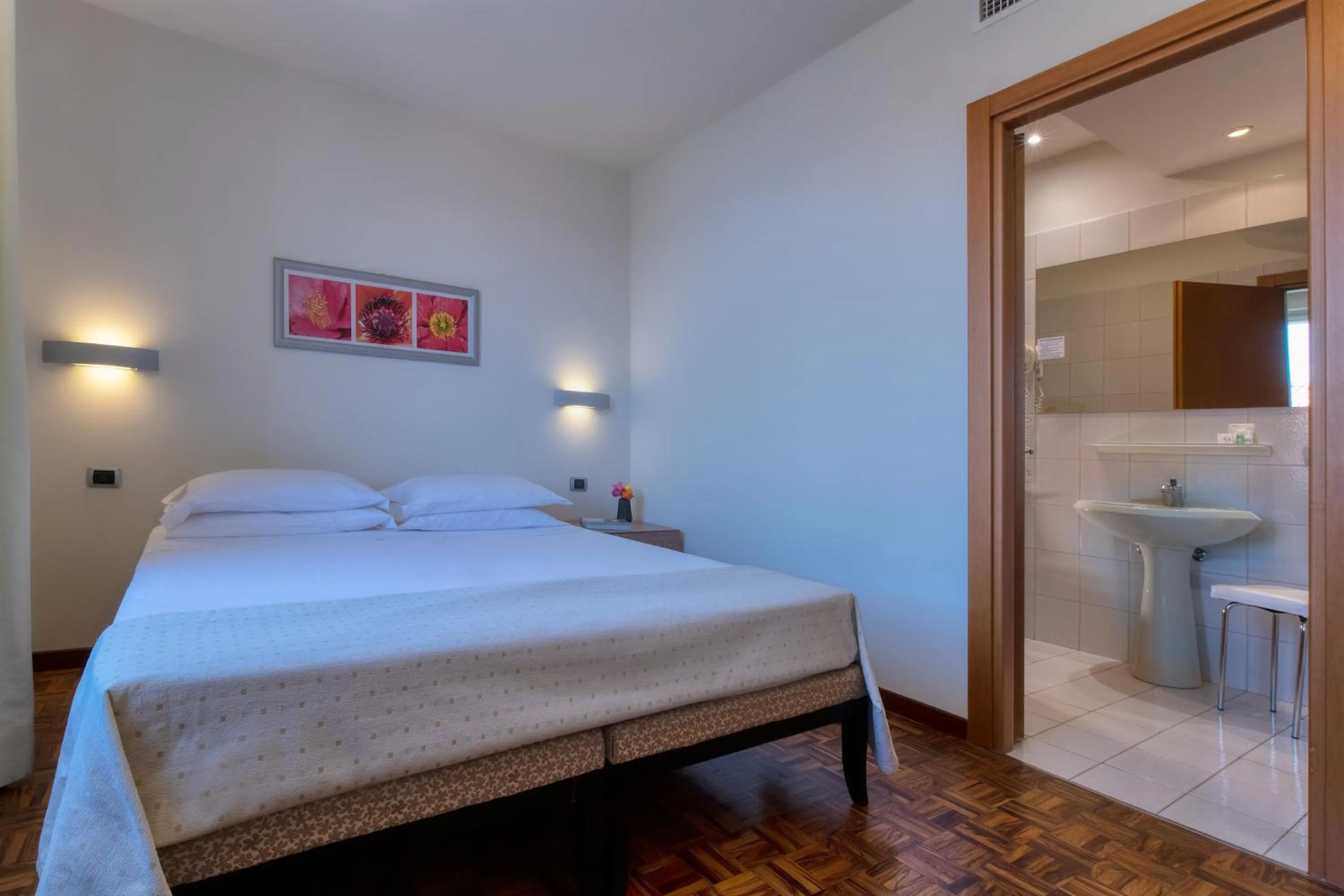 Photo of the whole room, Bed in Park Hotel