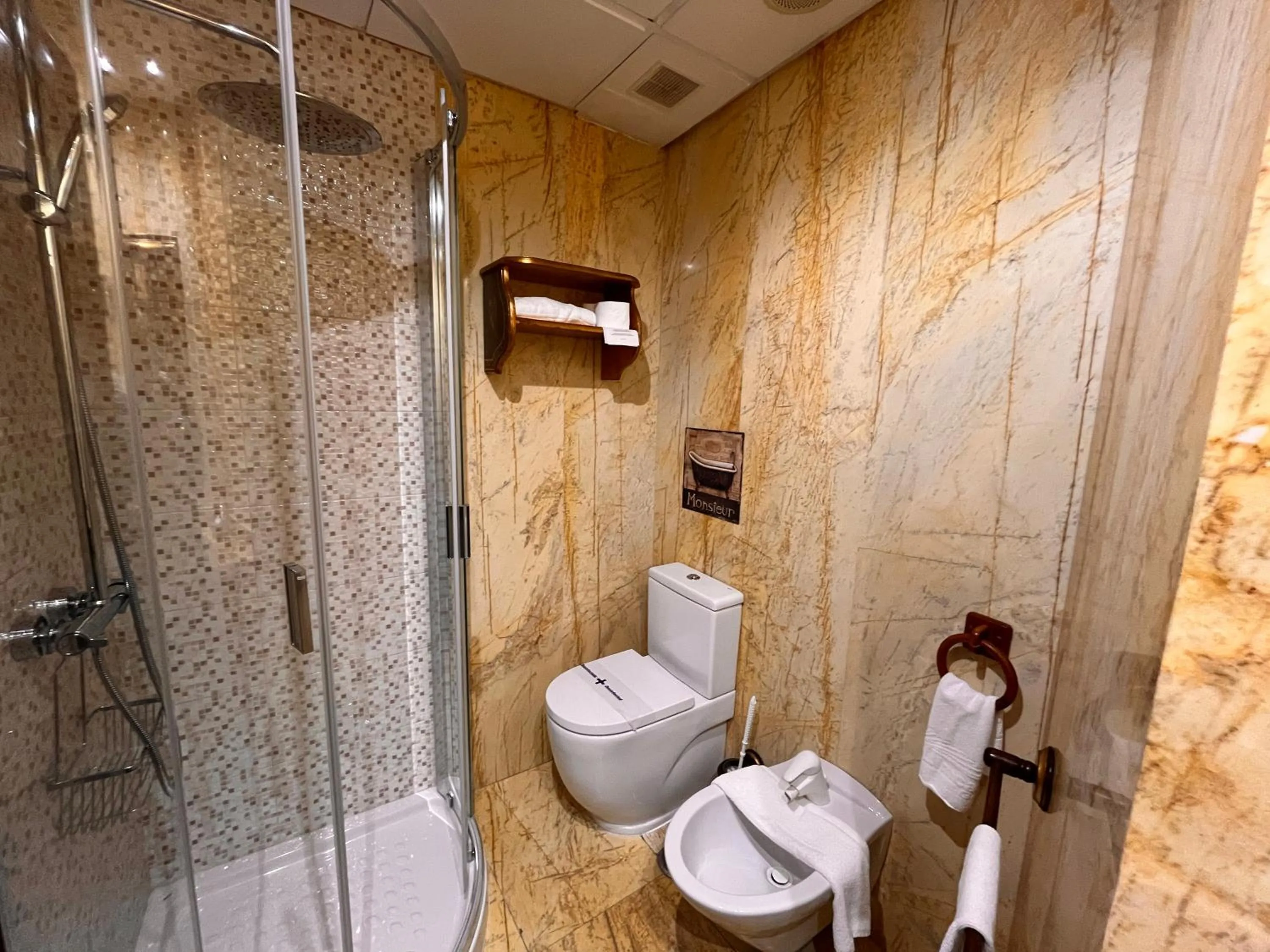 Shower in Hotel Microtel Placentinos