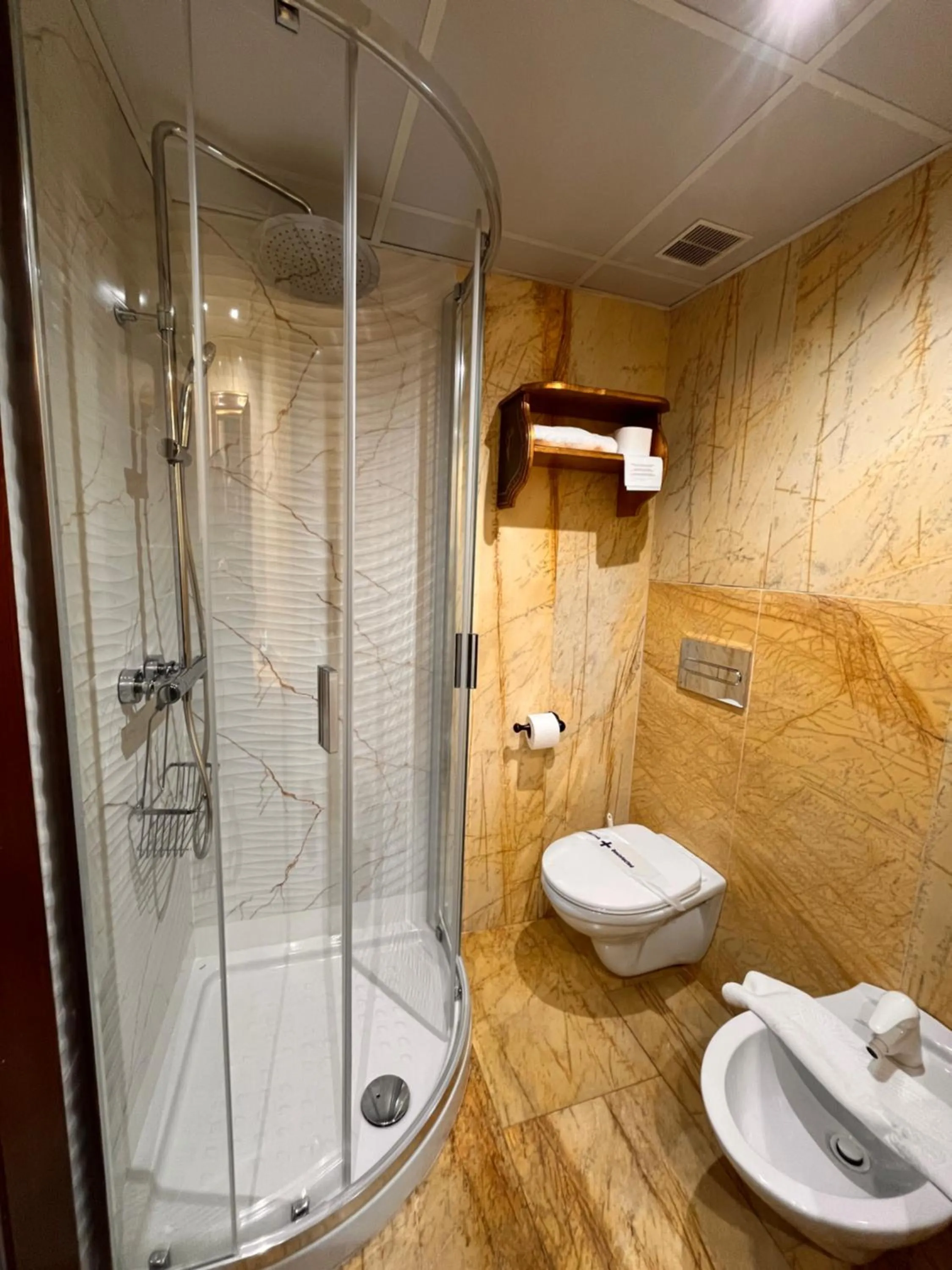 Shower in Hotel Microtel Placentinos