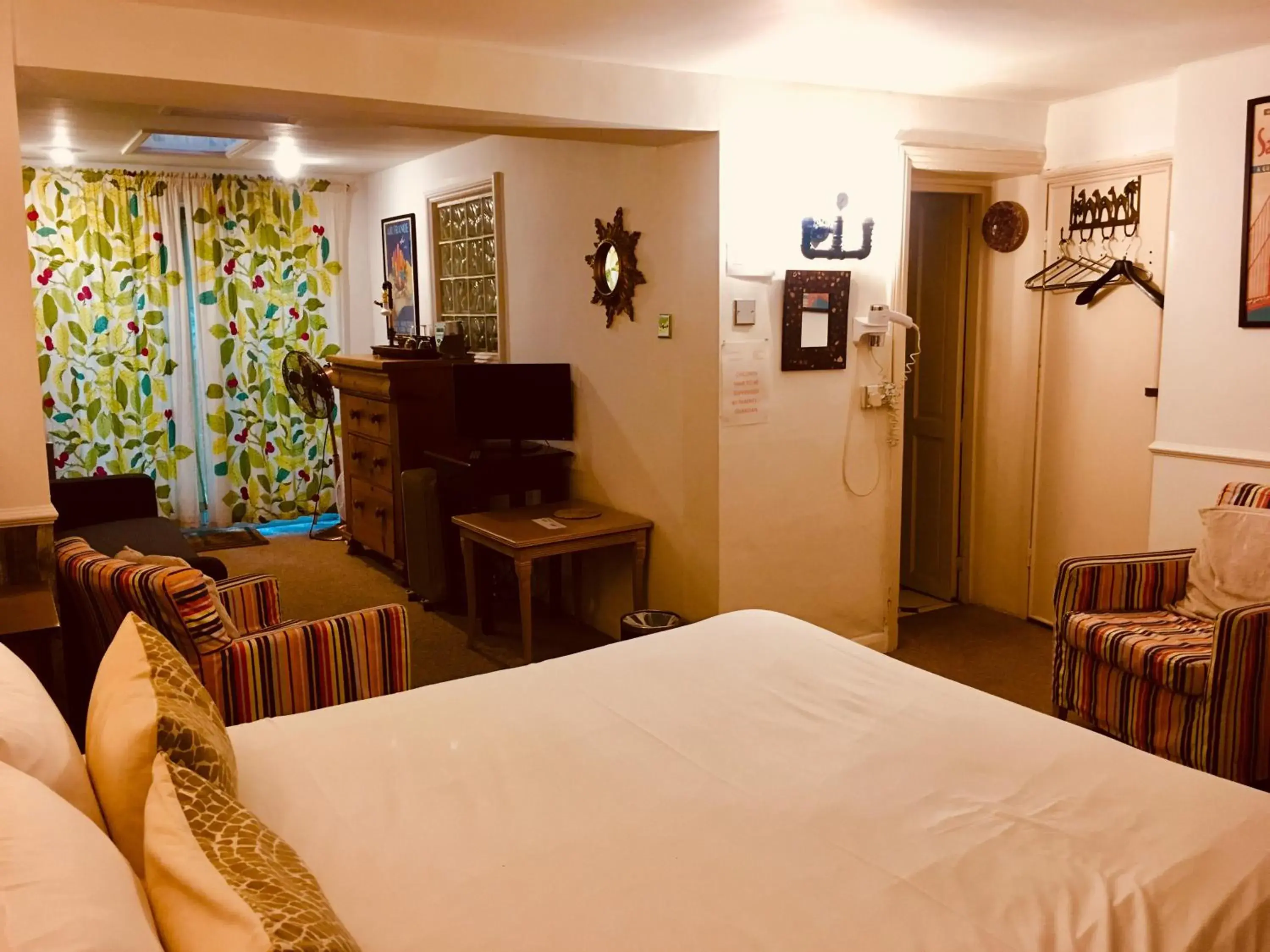 Photo of the whole room, Bed in Hudsons Photo of the whole room, Bed in Hudsons