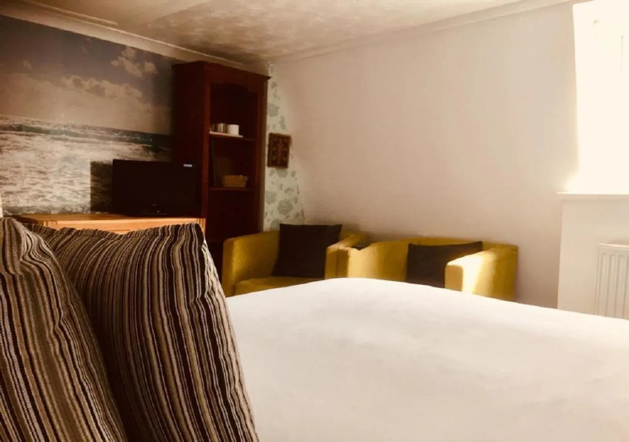 Photo of the whole room, Bed in Hudsons