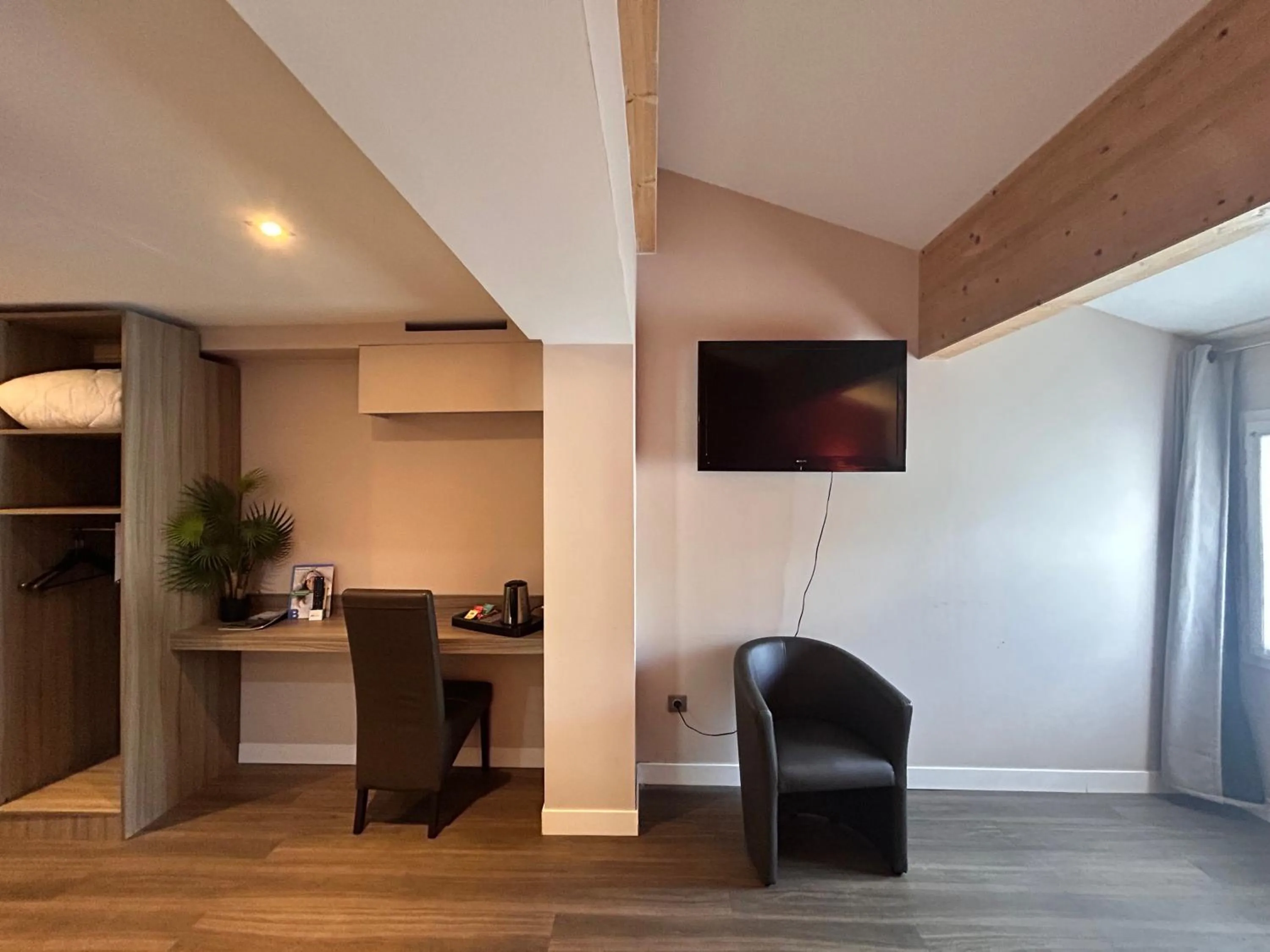 TV and multimedia in Brit Hotel Confort Foix