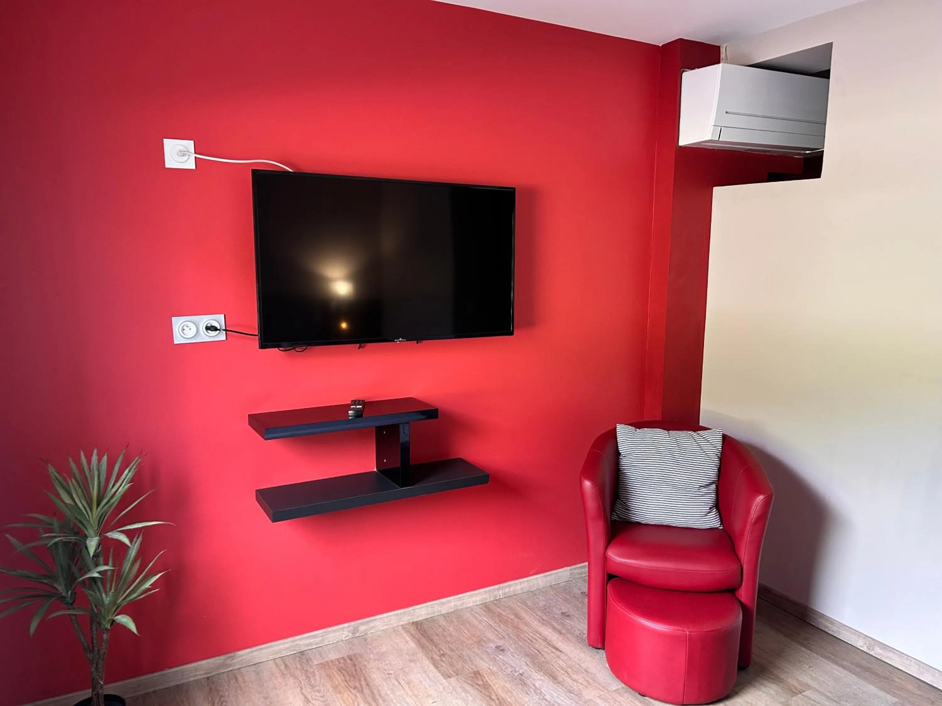 TV and multimedia in Brit Hotel Confort Foix