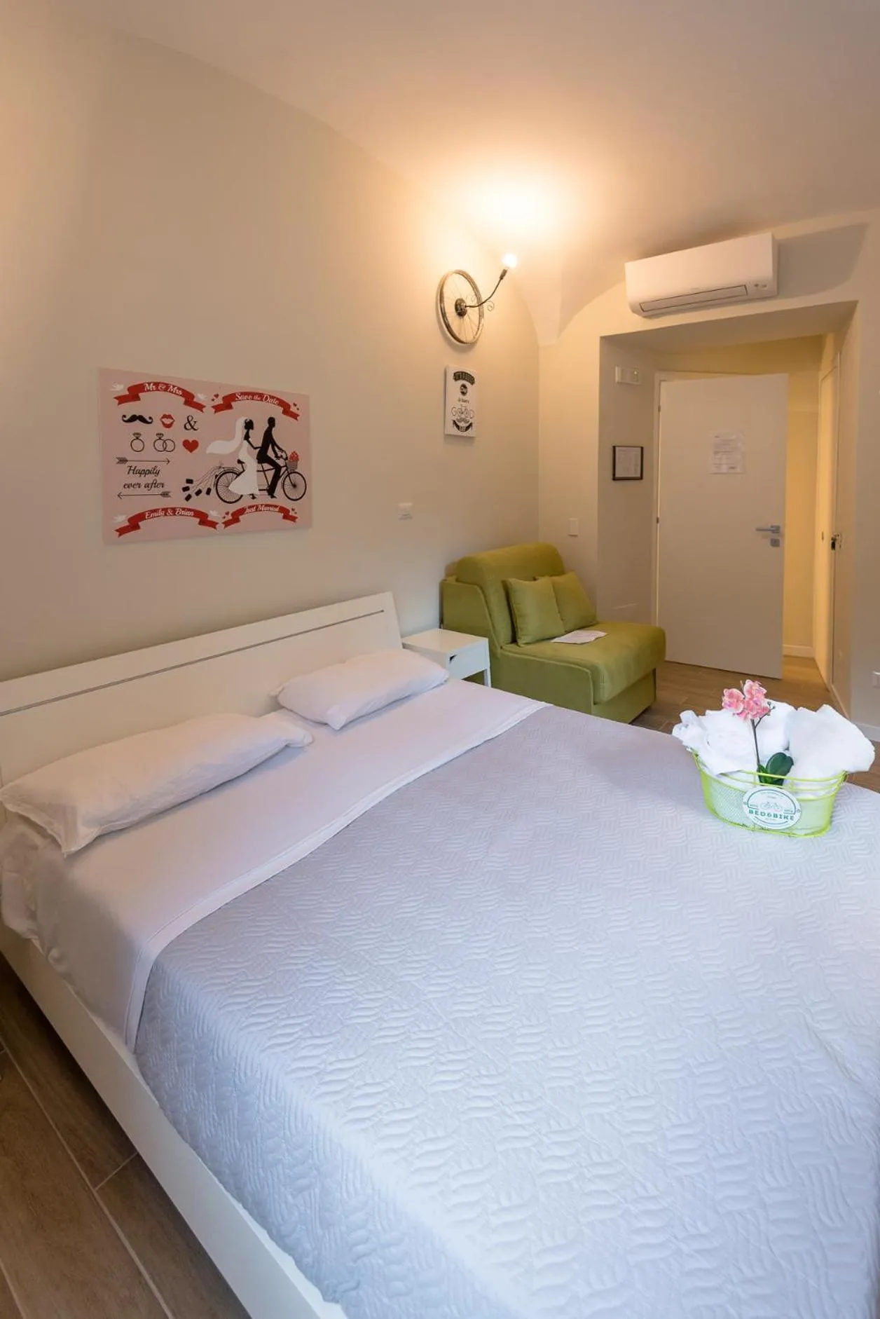 Photo of the whole room, Bed in Bed&BikeRome ROOMS