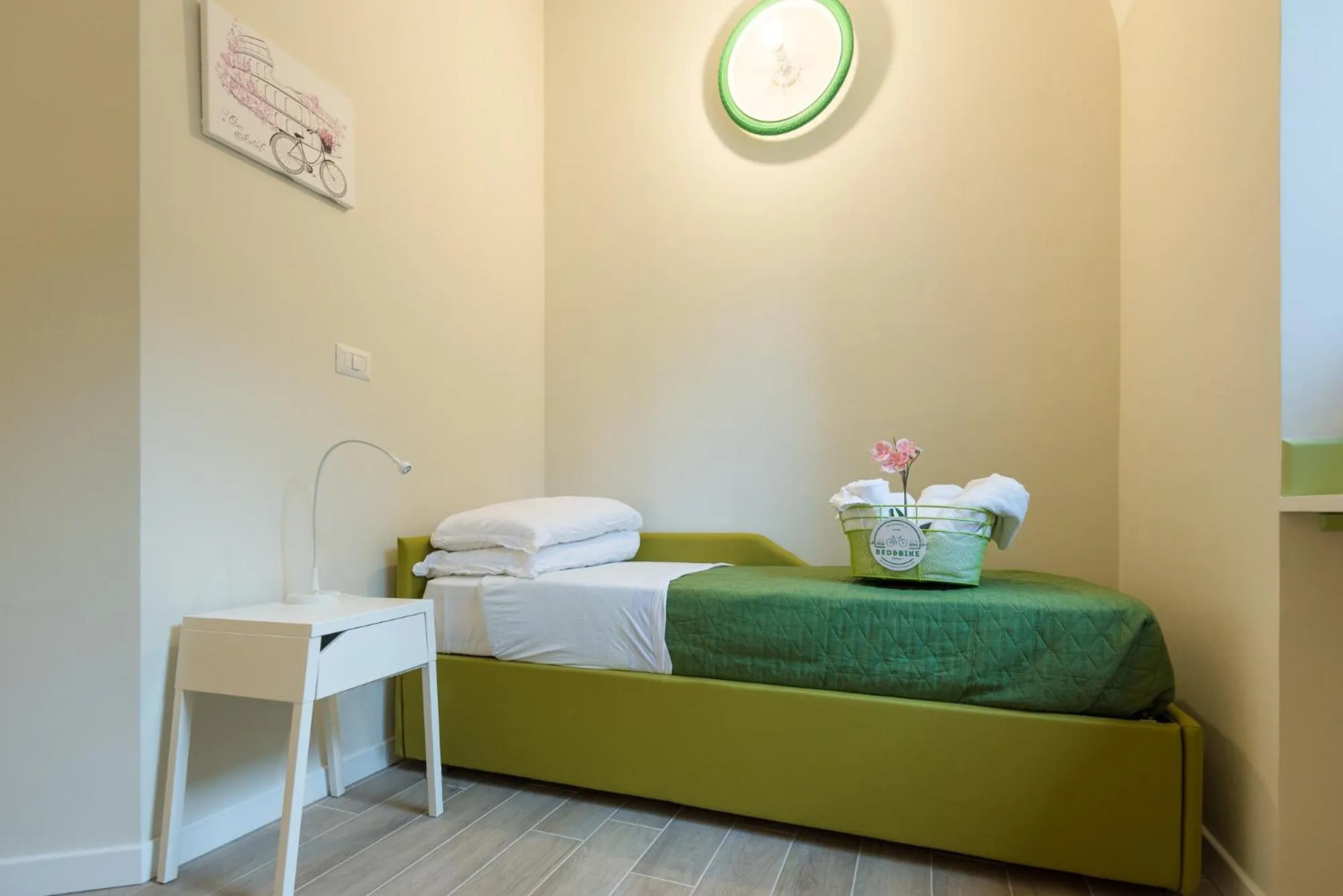 Photo of the whole room, Bed in Bed&BikeRome ROOMS