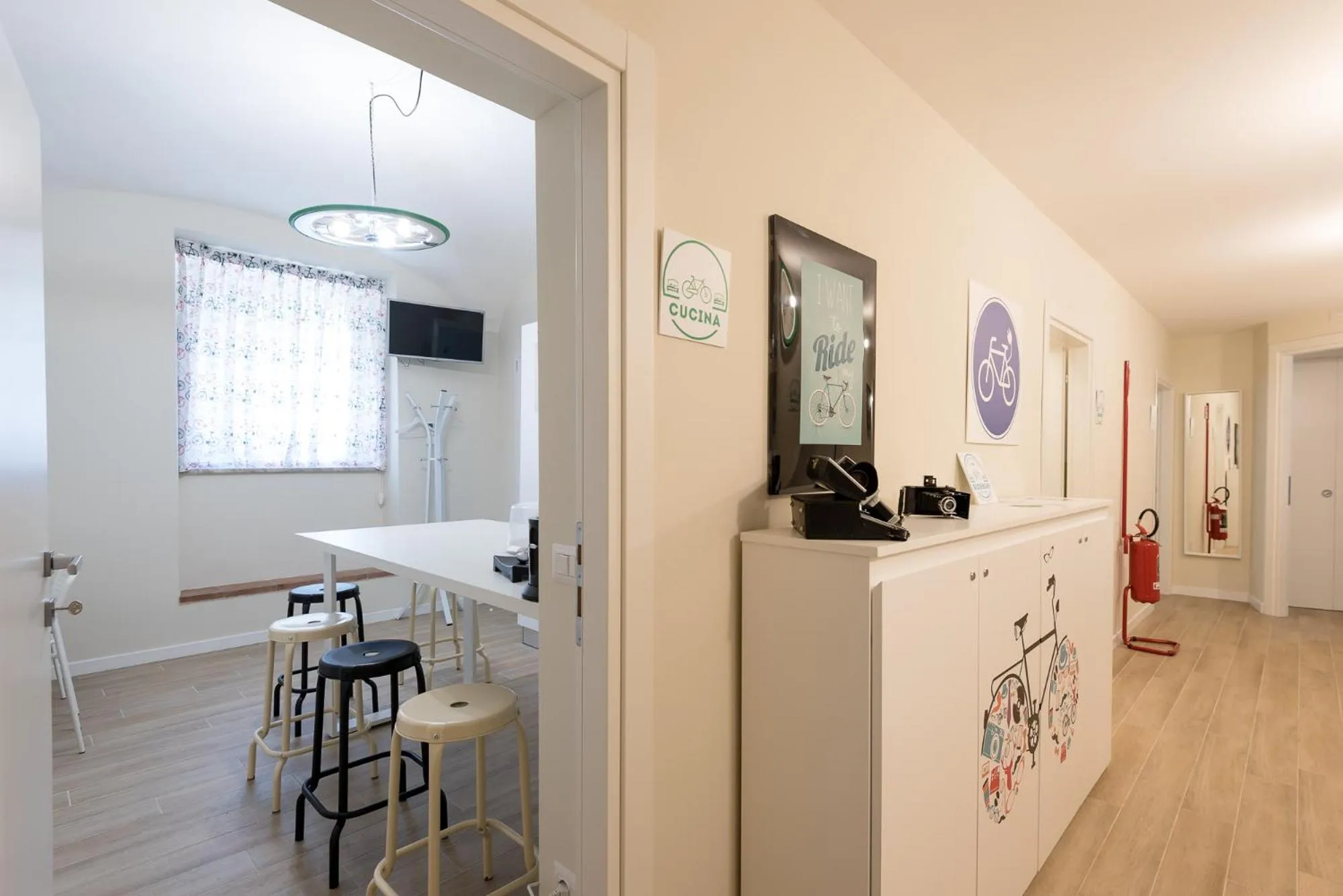 Communal kitchen in Bed&BikeRome ROOMS