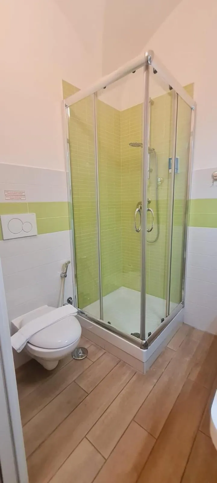 Shower in Bed&BikeRome ROOMS