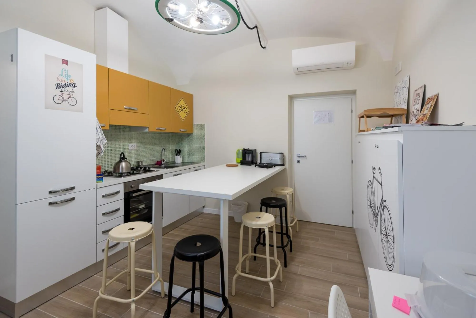 Dining area in Bed&BikeRome ROOMS