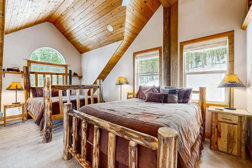 Bed in Cascade Lakeview Log Cabin