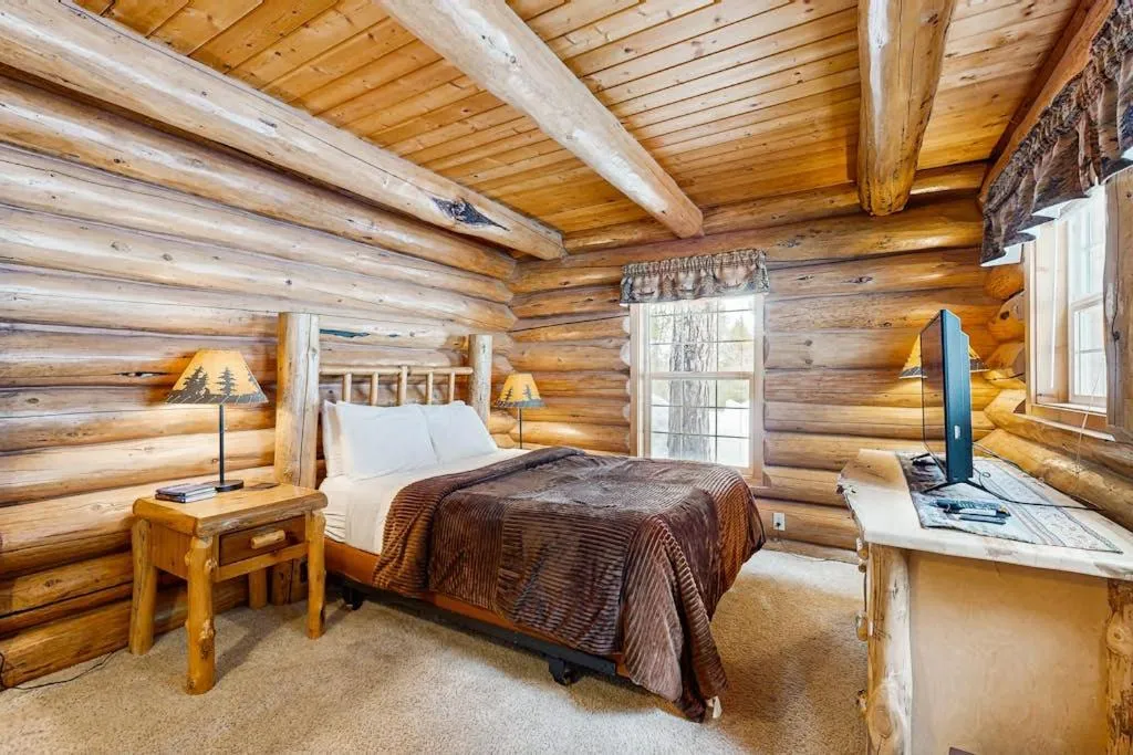 Bed in Cascade Lakeview Log Cabin