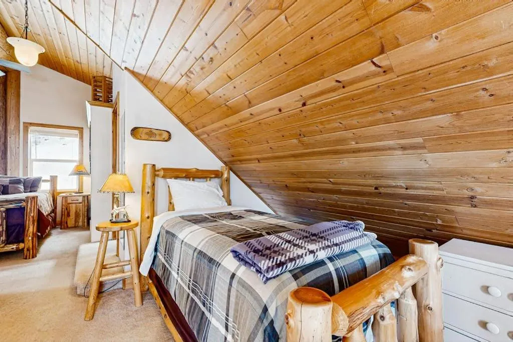 Bed in Cascade Lakeview Log Cabin