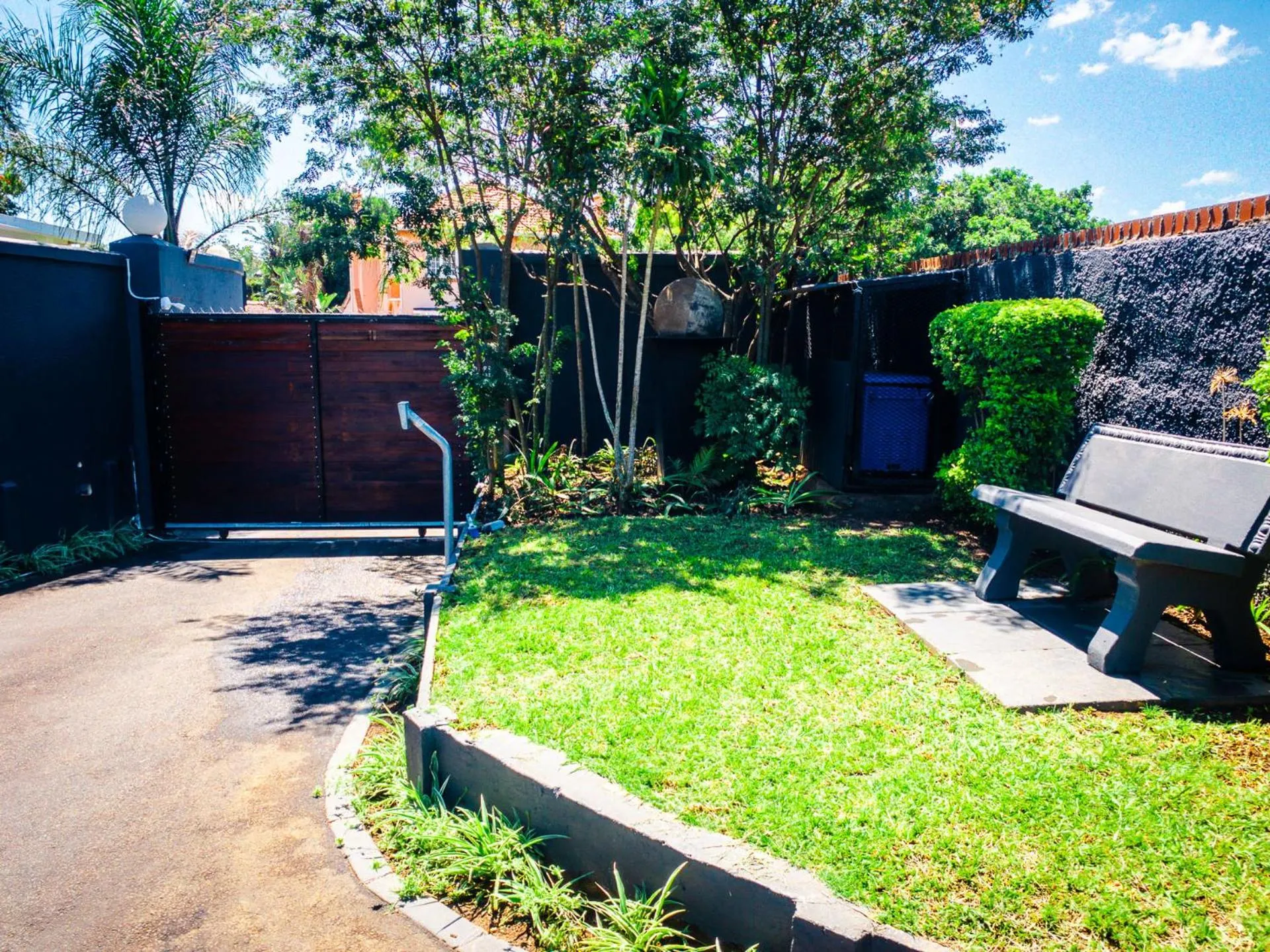 Garden in New England Guest House by Ilawu