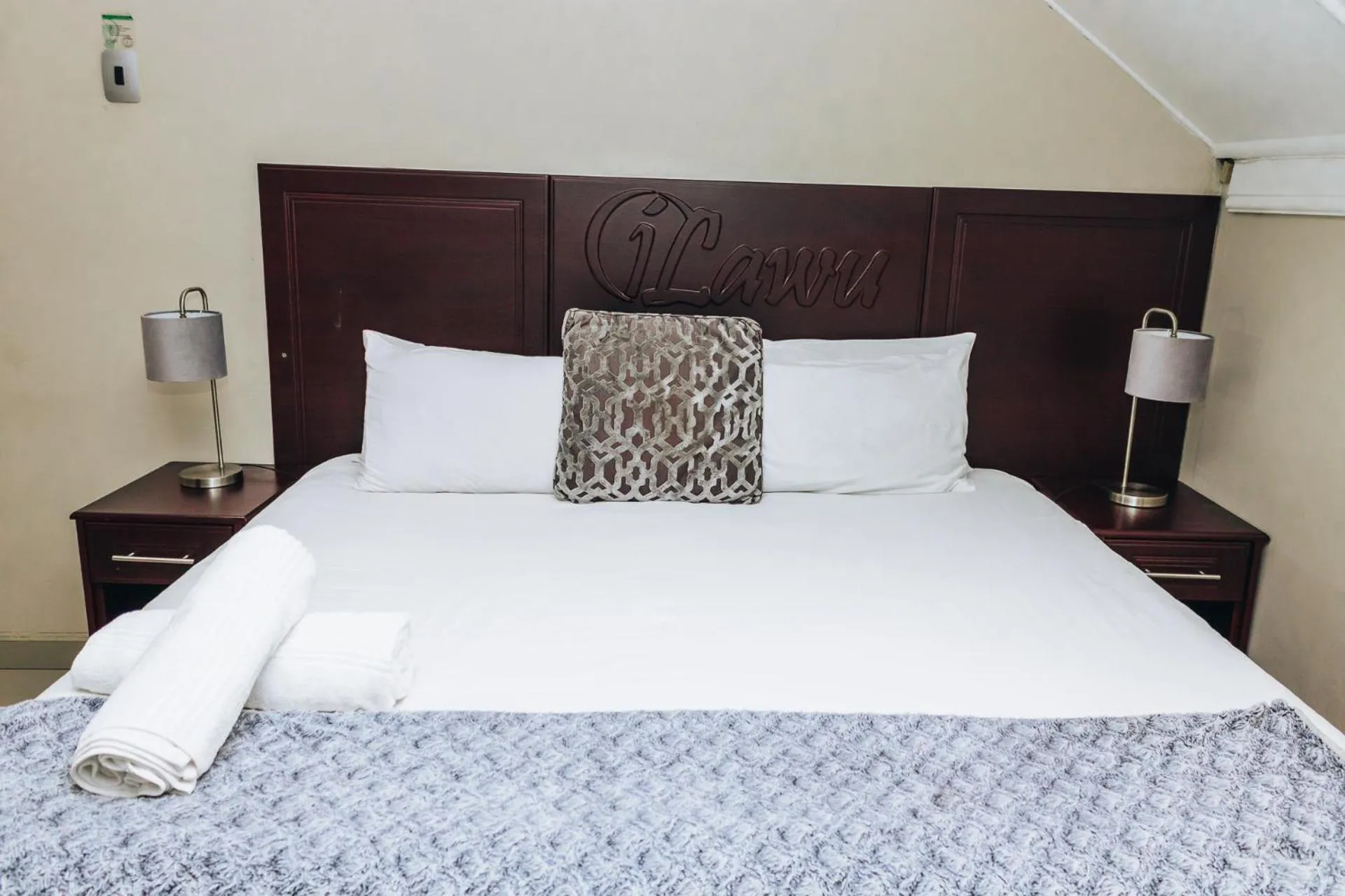 Bed in New England Guest House by Ilawu