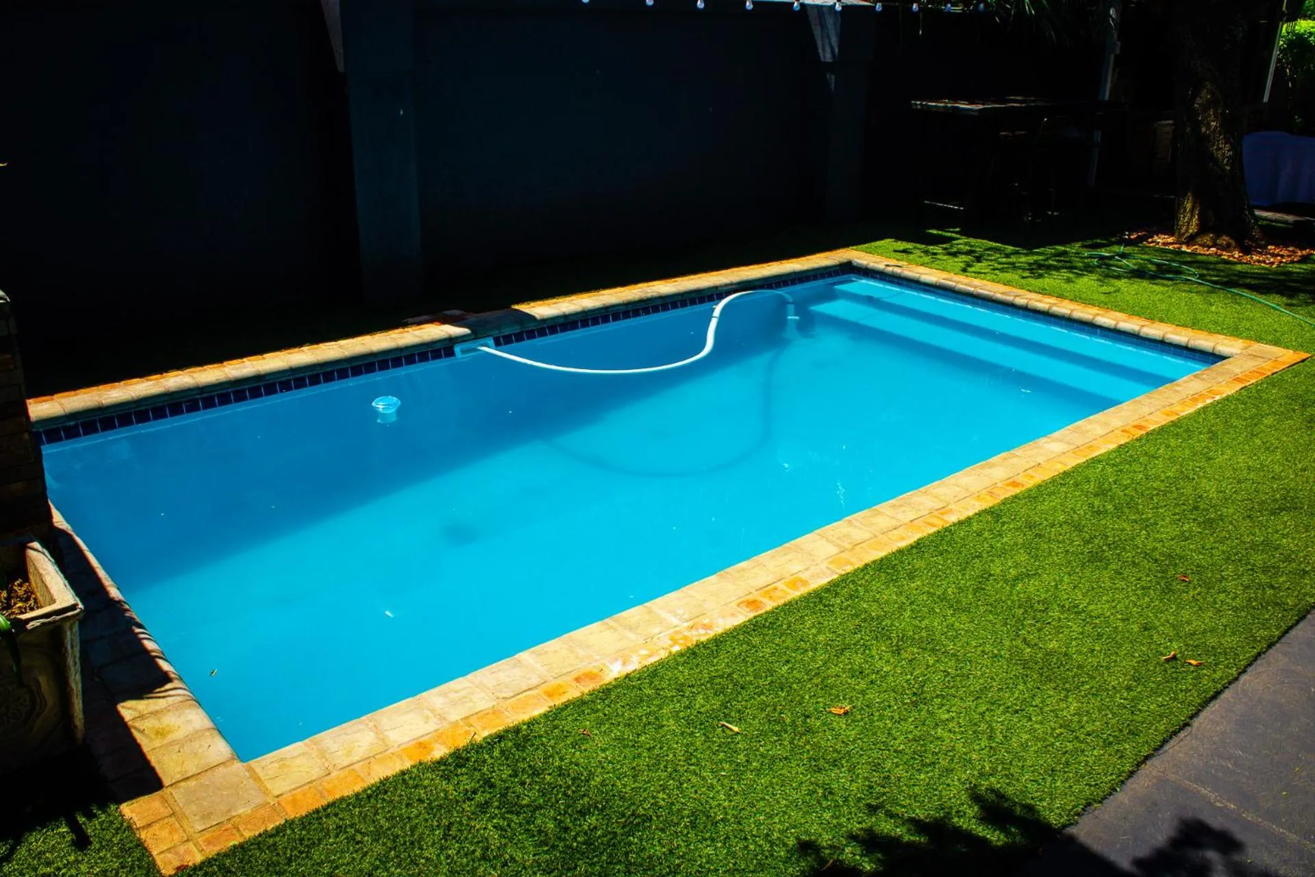 Swimming pool in New England Guest House by Ilawu