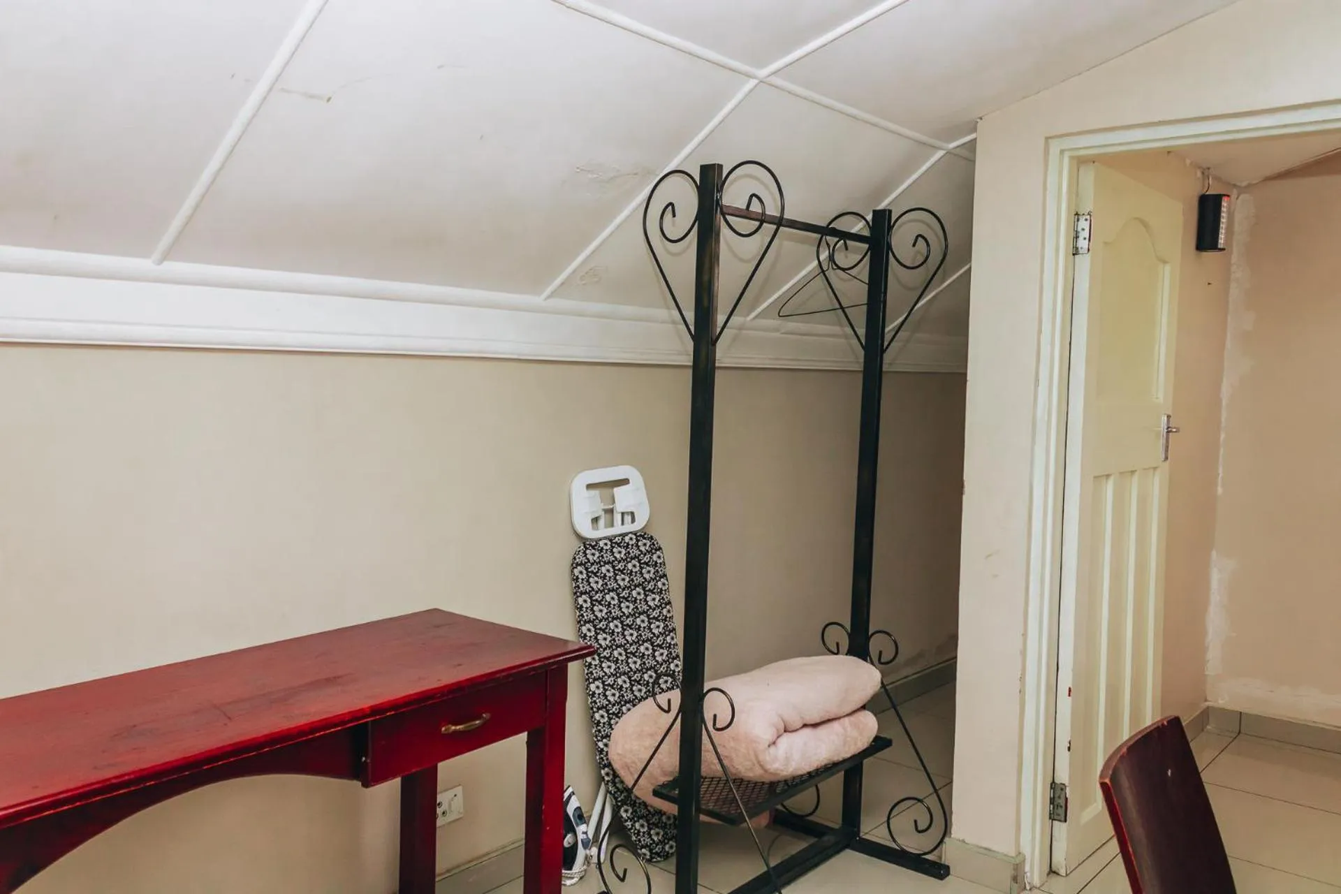 New England Guest House by Ilawu