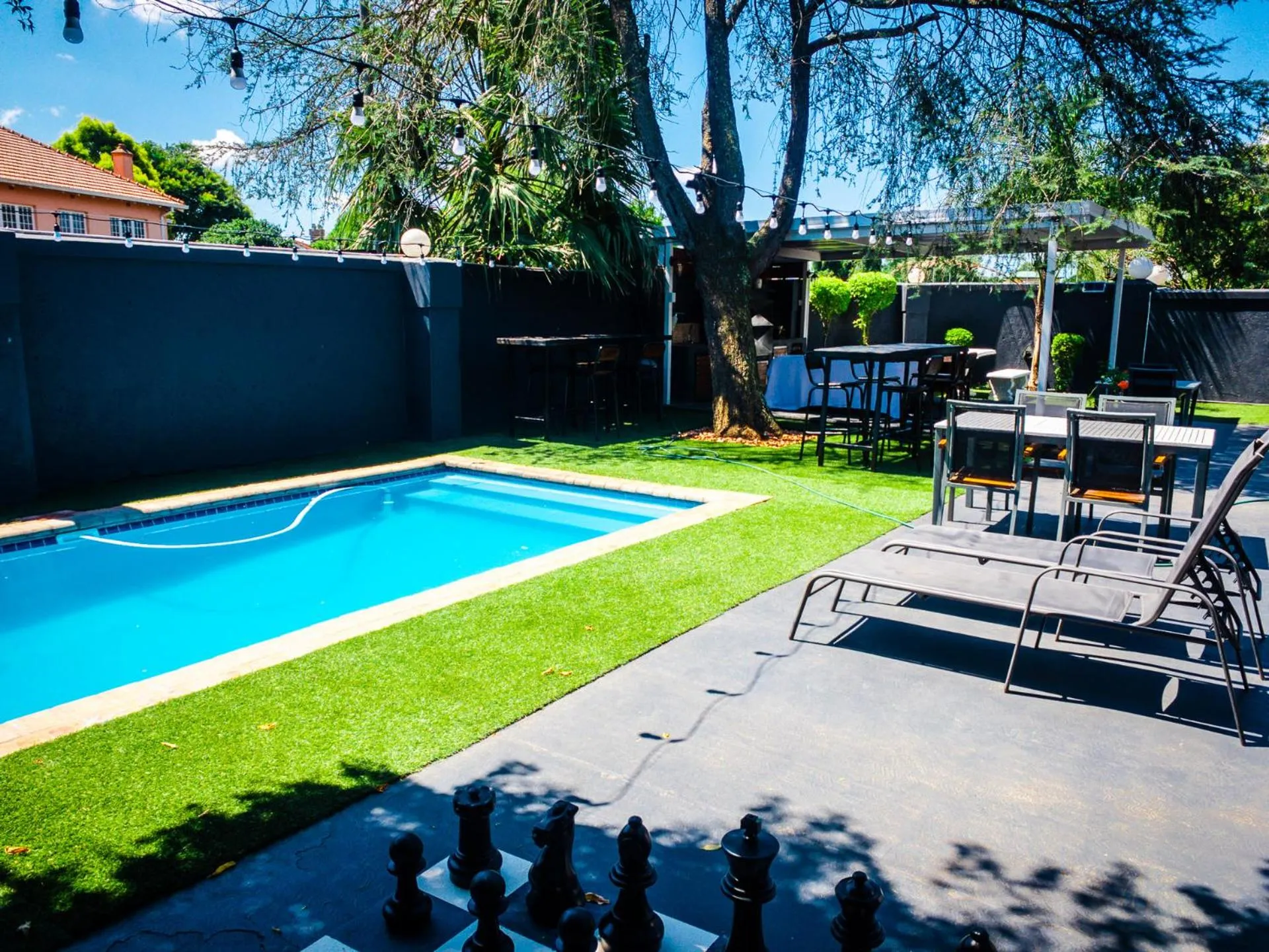 Swimming pool in New England Guest House by Ilawu