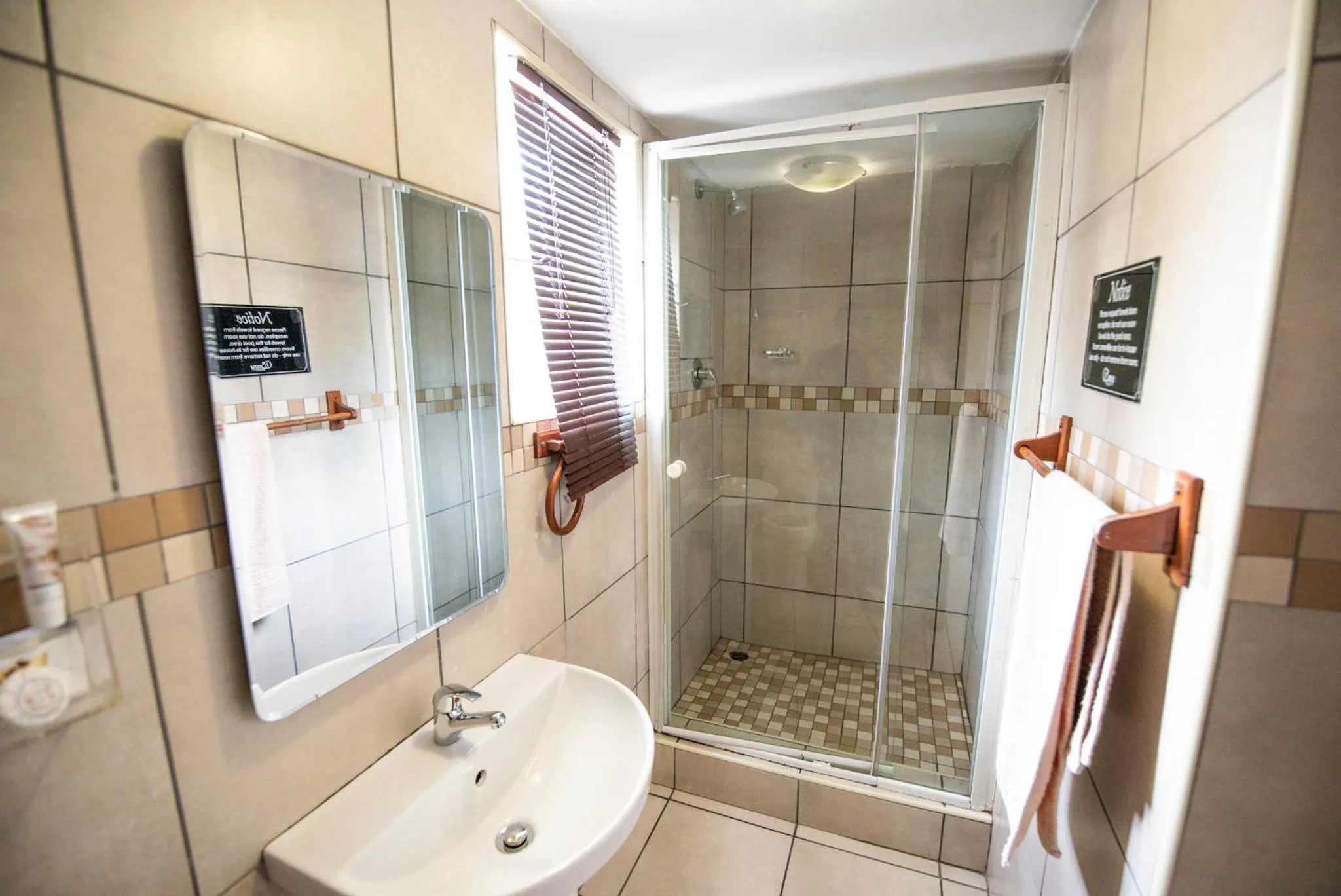 Bathroom in New England Guest House by Ilawu