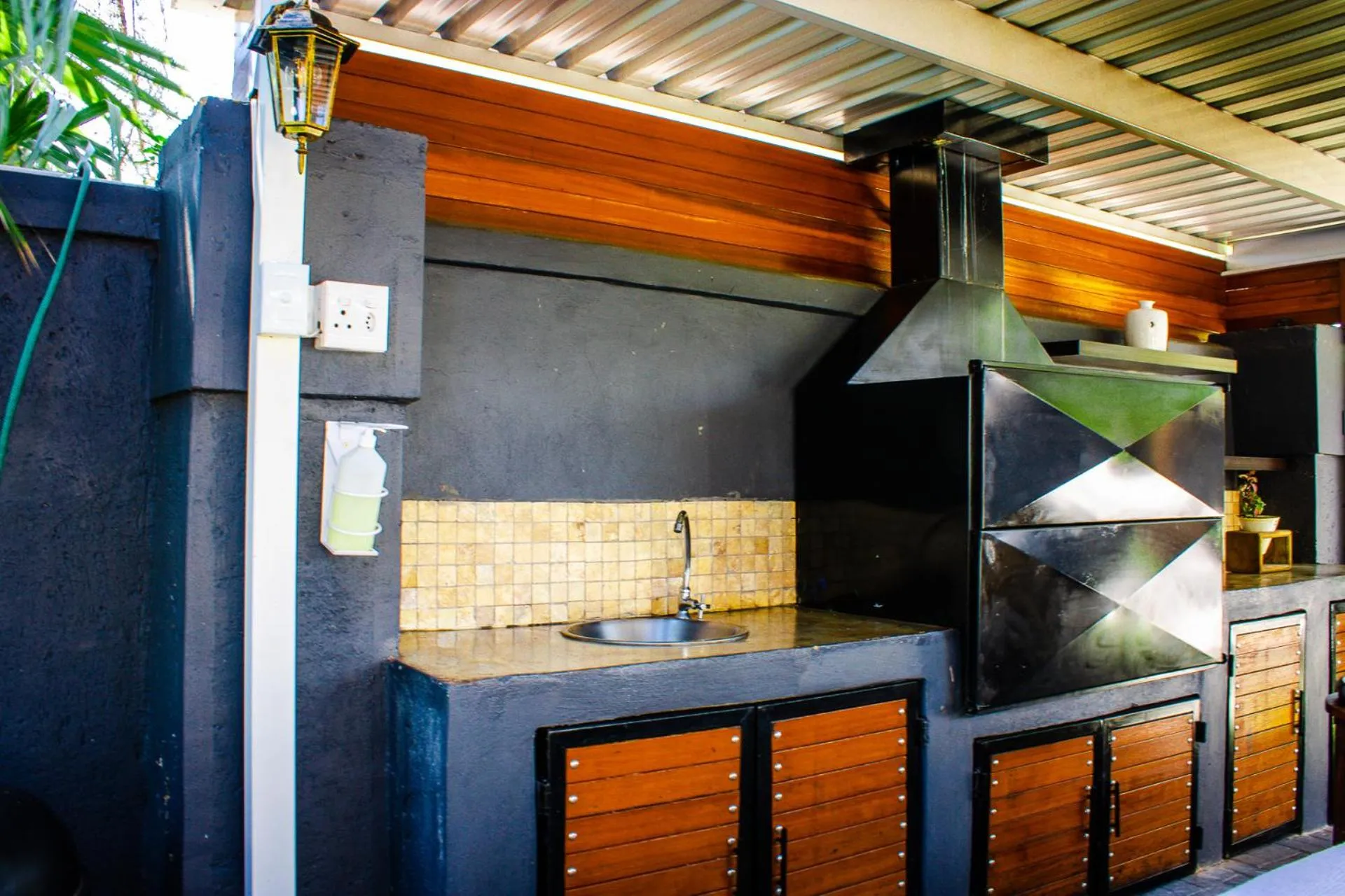 New England Guest House by Ilawu