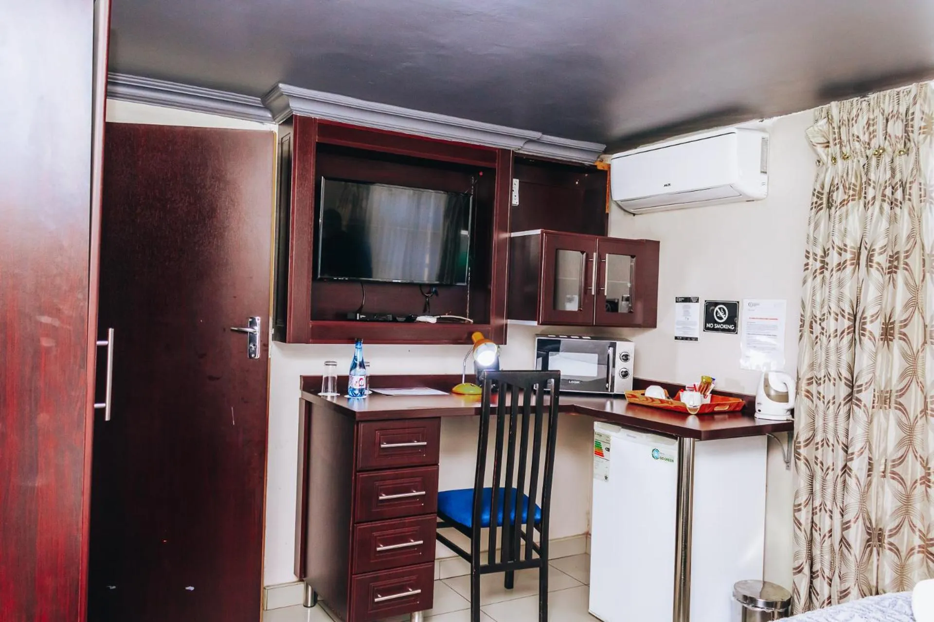 New England Guest House by Ilawu