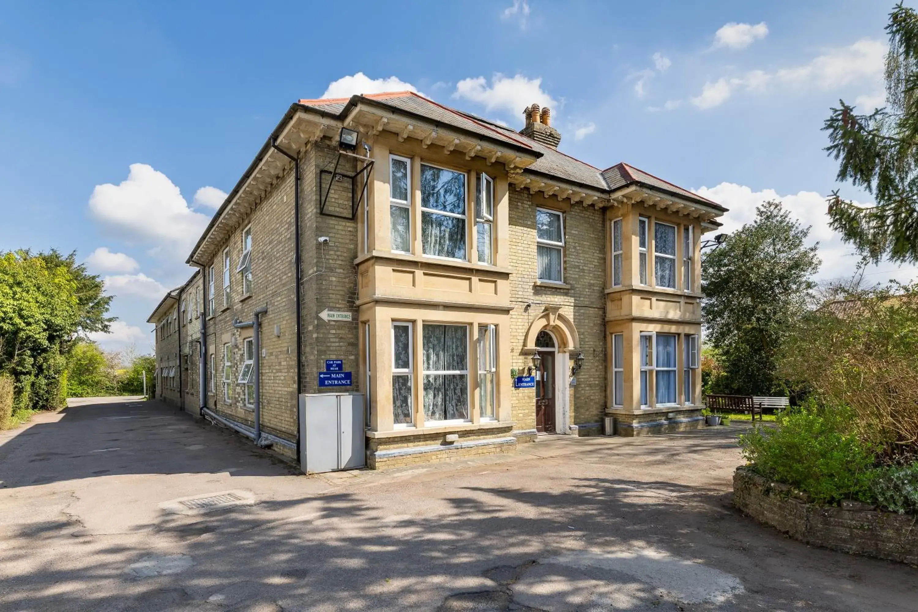 Property building in Shelford Lodge Property building in Shelford Lodge