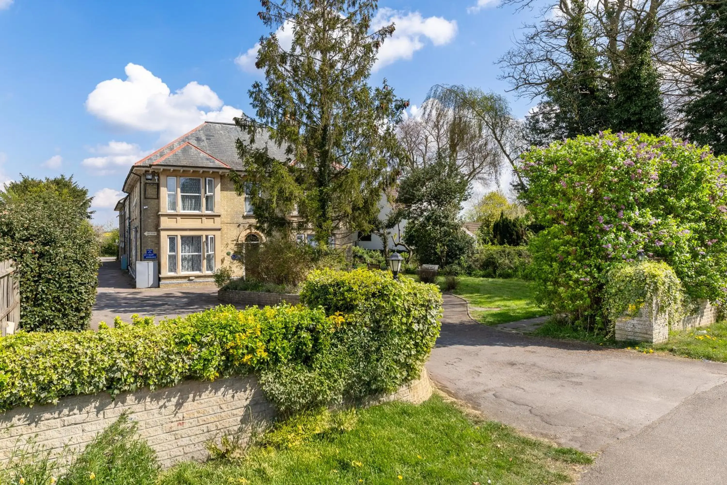 Property building in Shelford Lodge Property building in Shelford Lodge