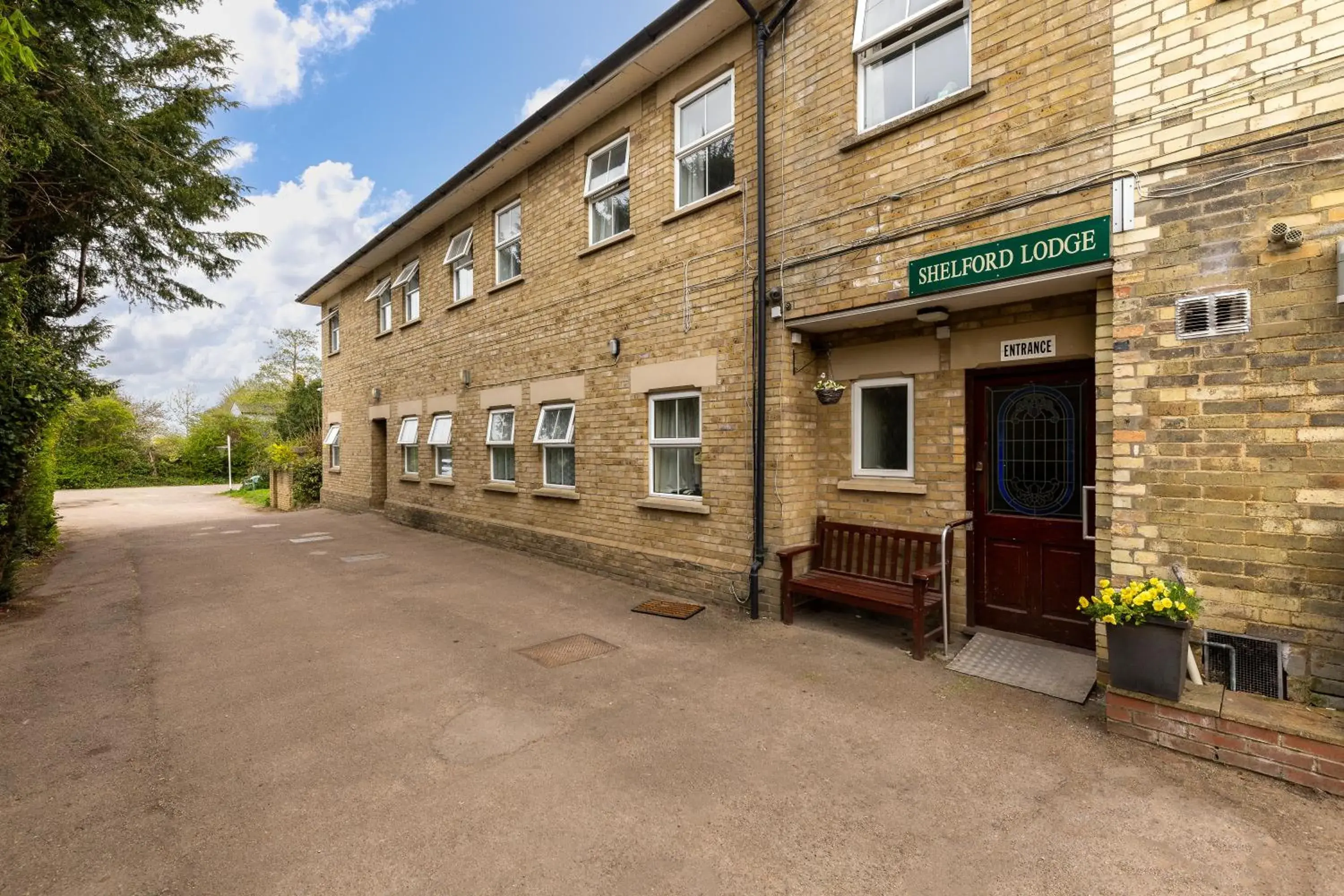 Property building in Shelford Lodge Property building in Shelford Lodge