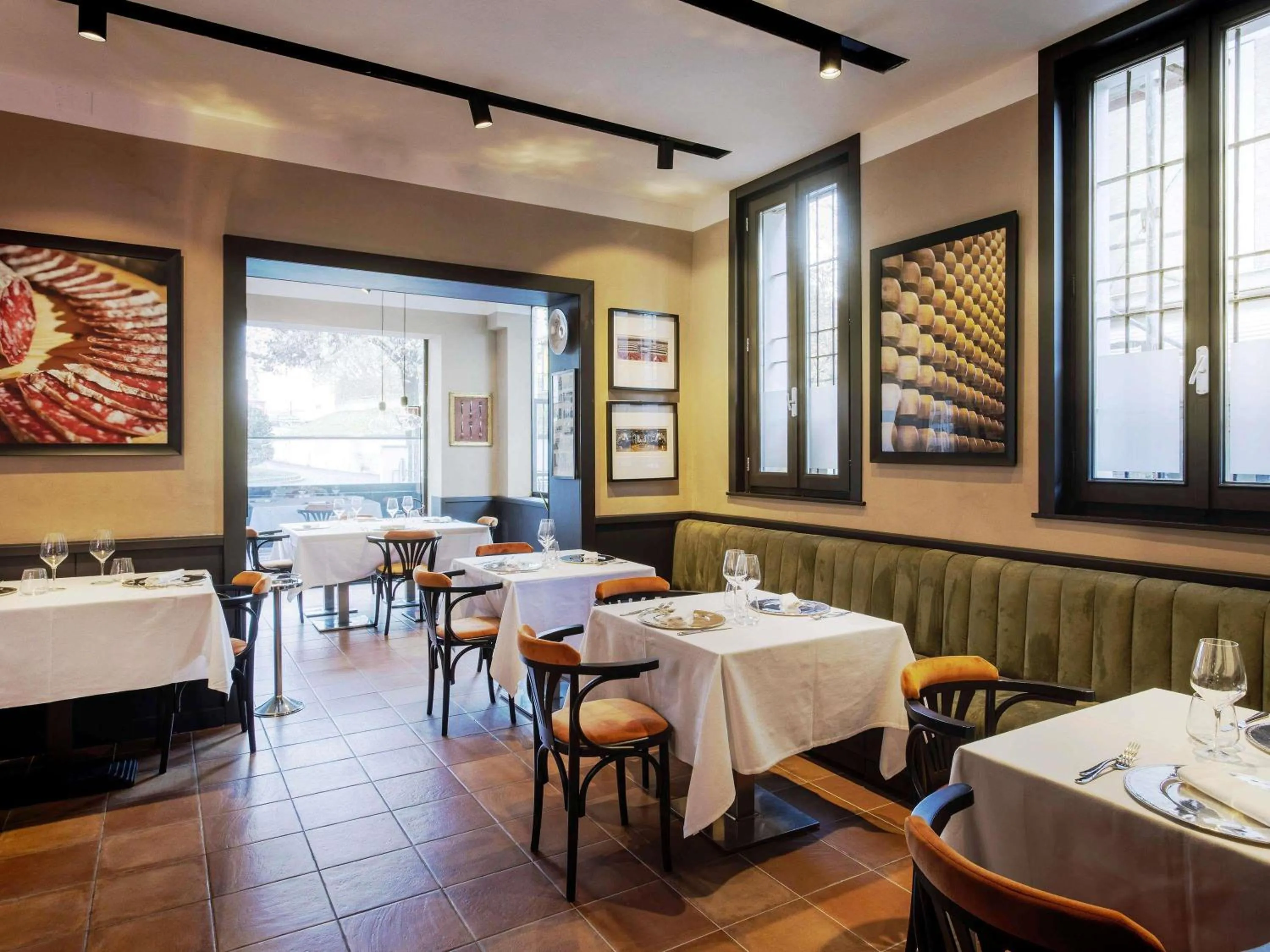 Restaurant/places to eat in Novotel Parma Centro