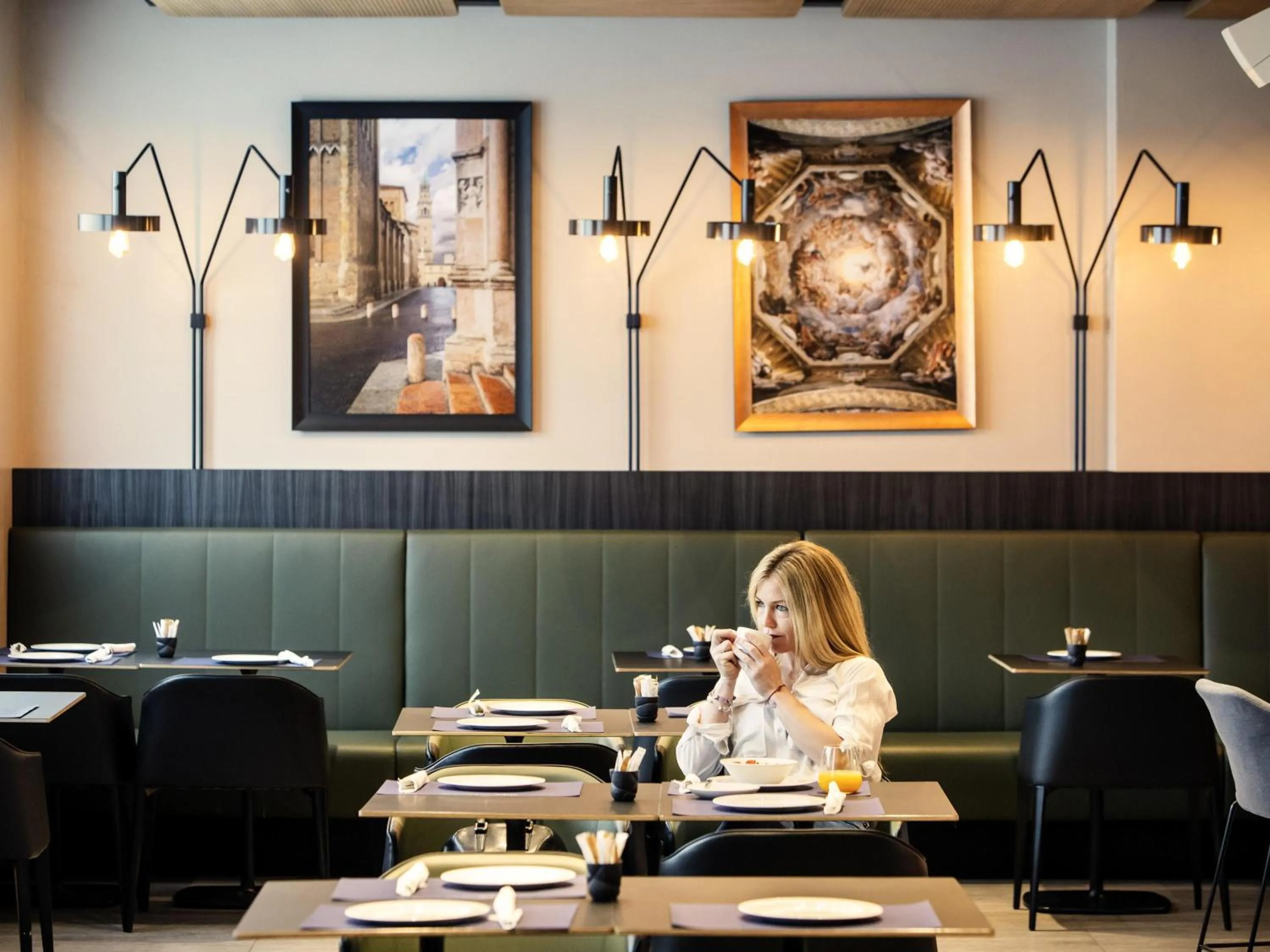 Restaurant/places to eat in Novotel Parma Centro