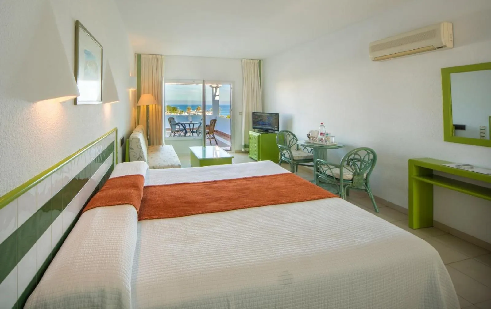 Photo of the whole room, Bed in Hotel Puntazo II