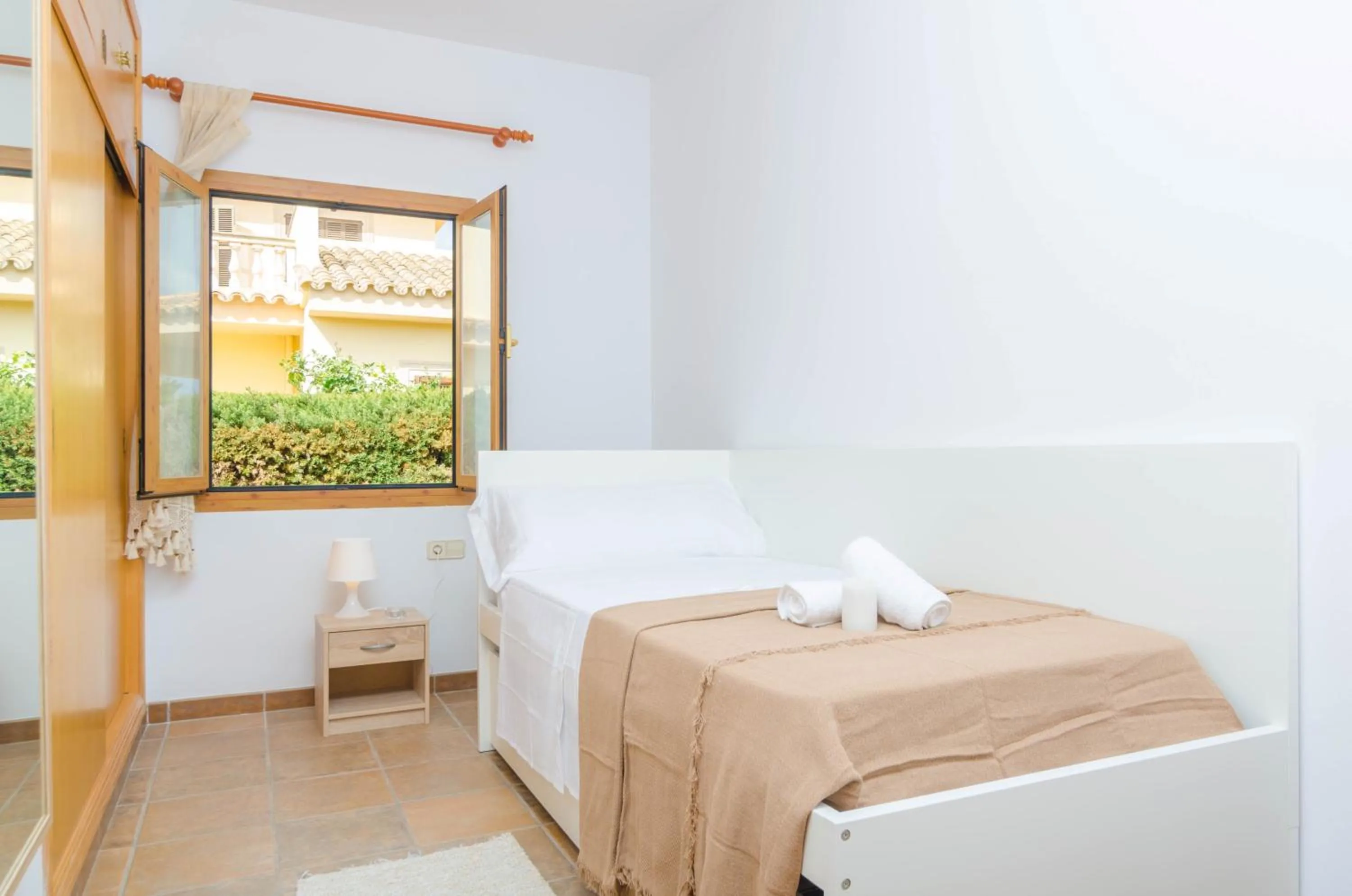 Photo of the whole room, Bed in Can Cantari