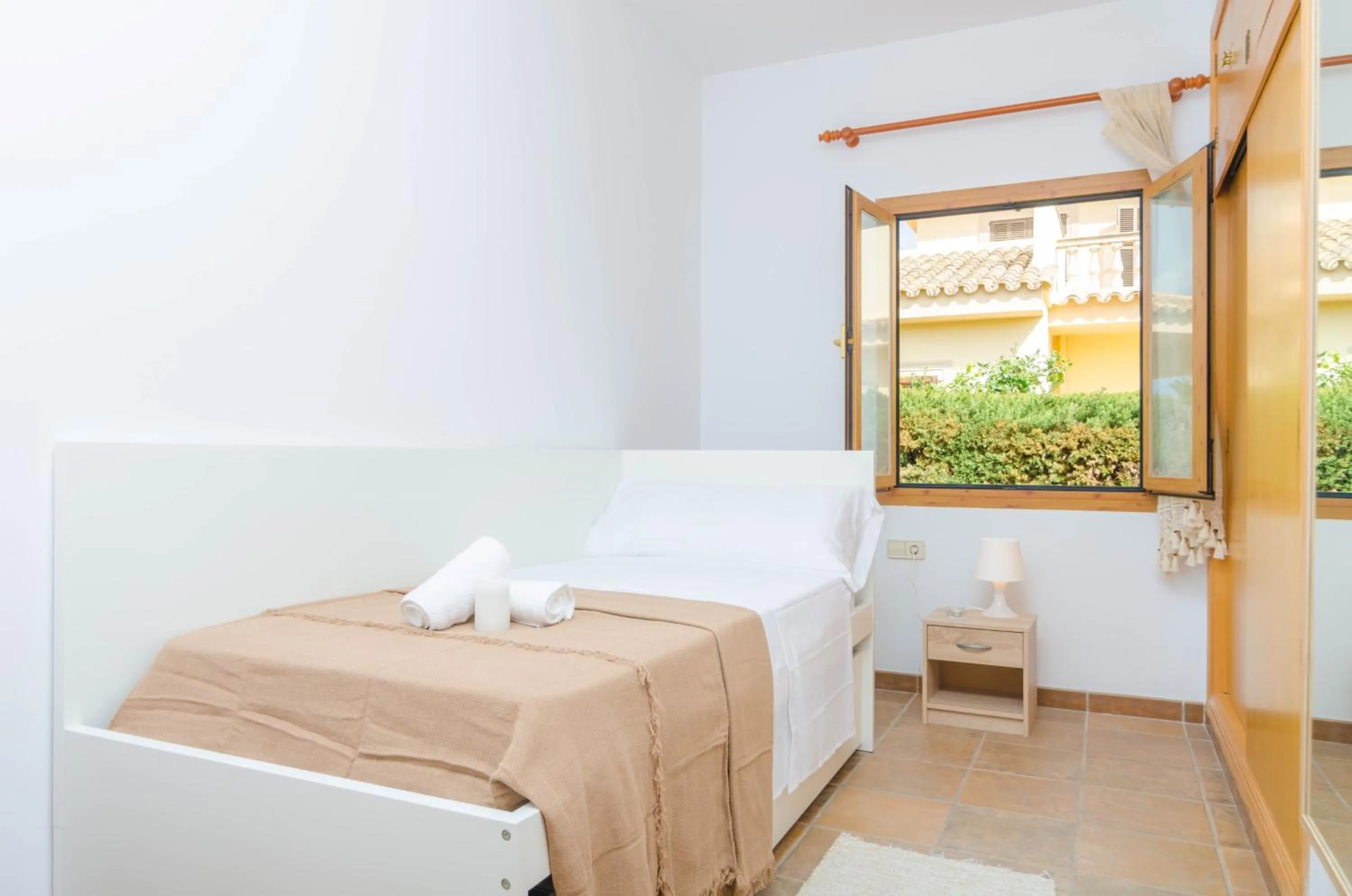 Photo of the whole room, Bed in Can Cantari