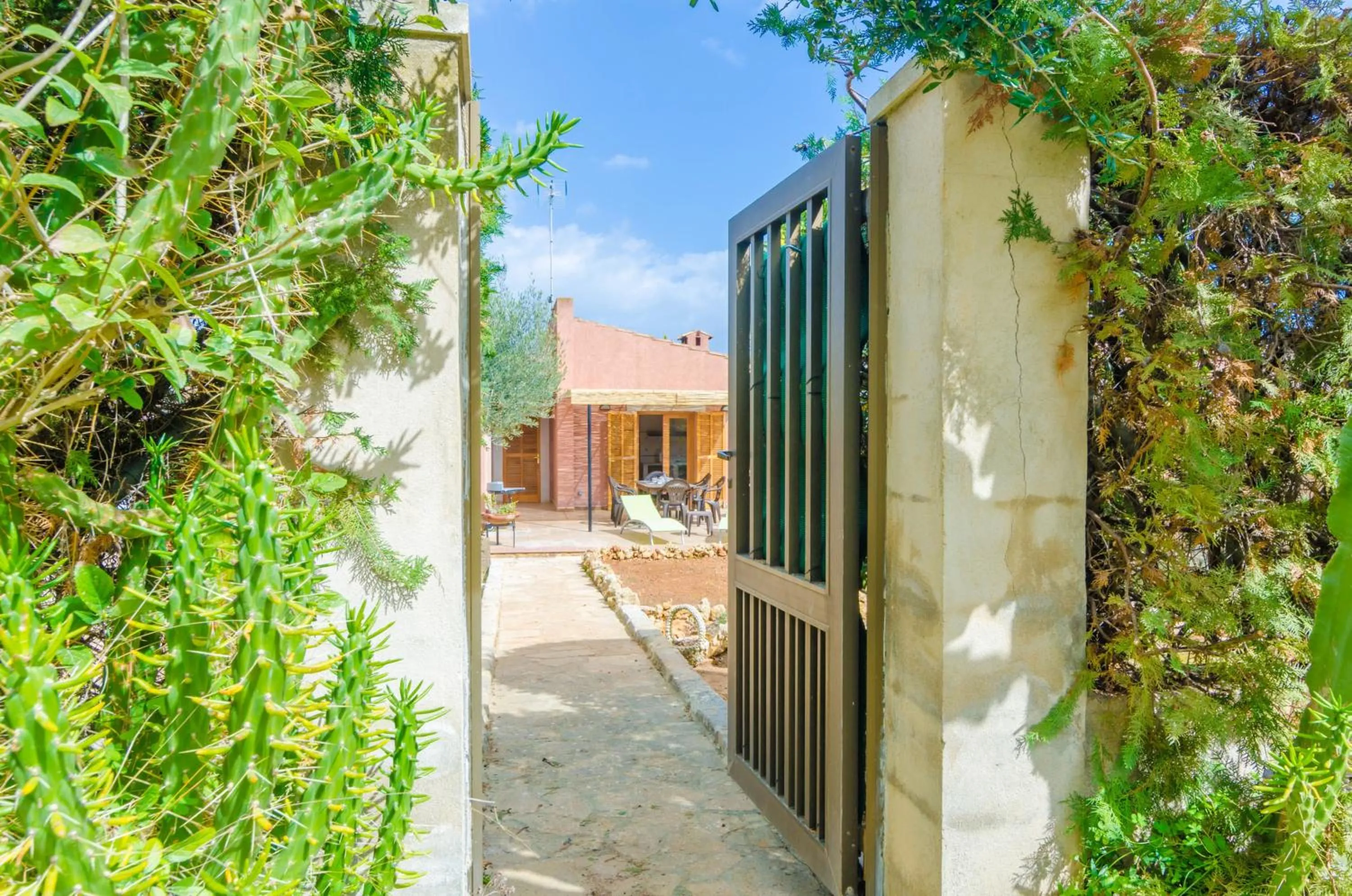 Facade/entrance in Can Cantari