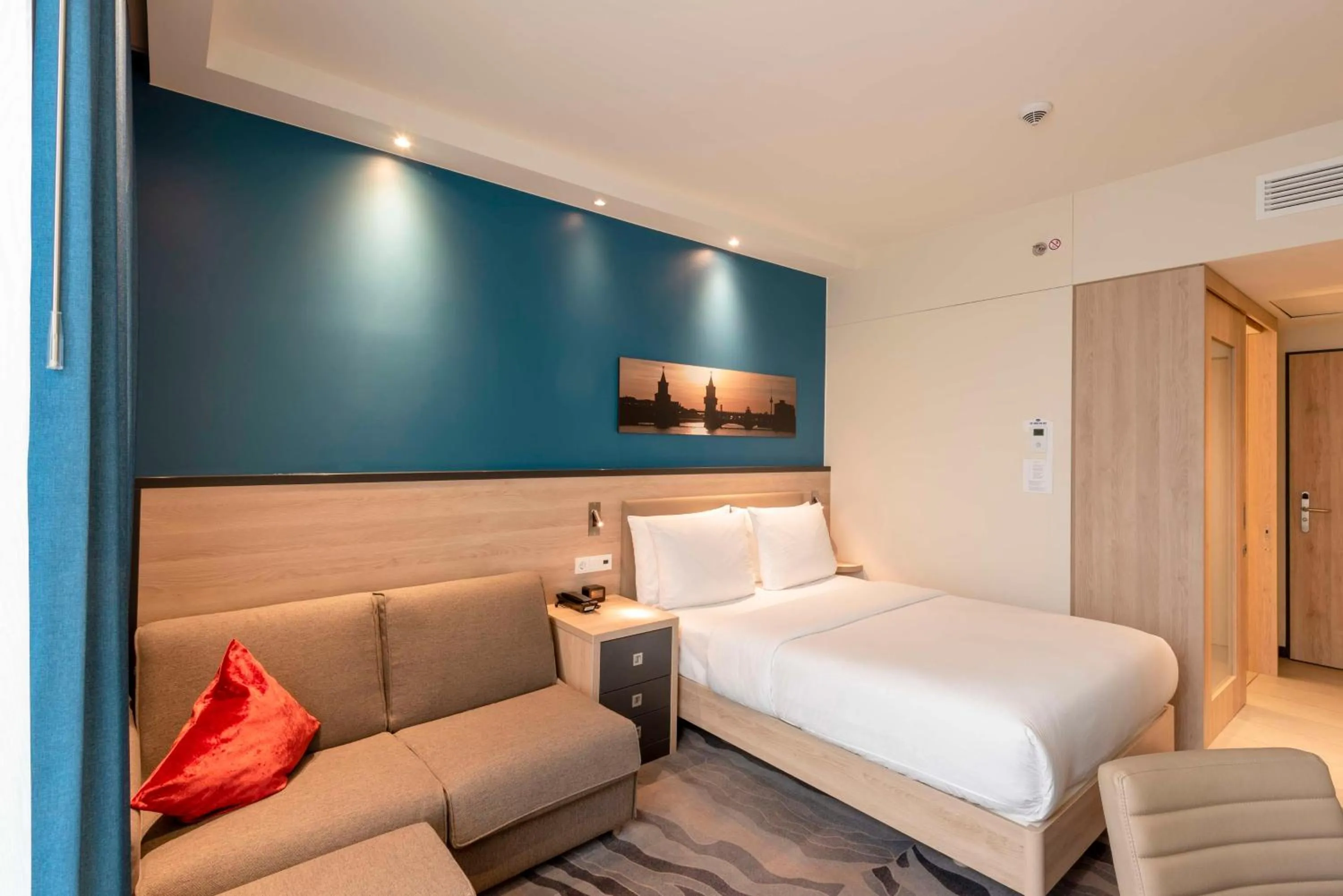 Living room, Bed in Hampton by Hilton Berlin City Centre Alexanderplatz