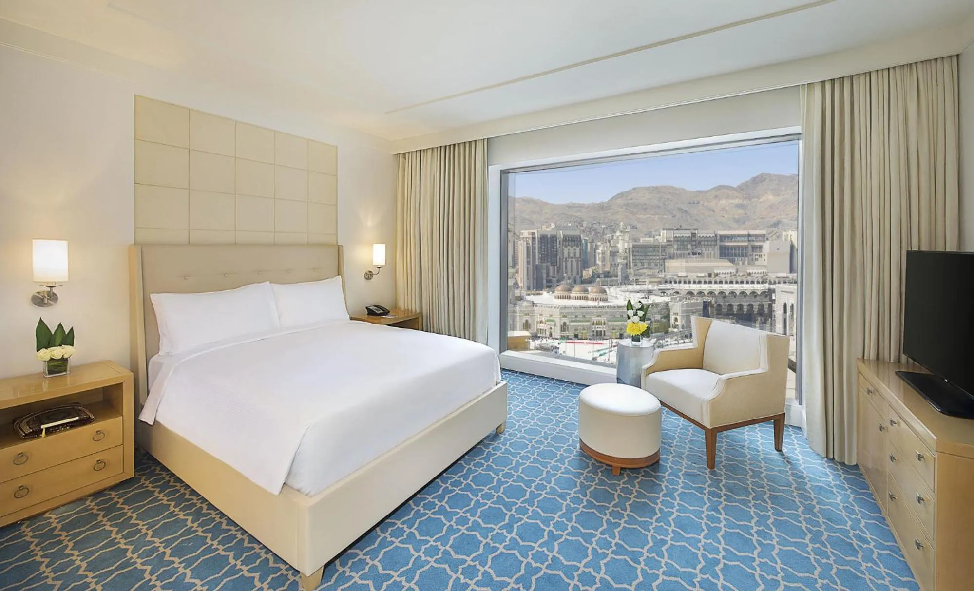 Communal lounge/ TV room, Bed in Hilton Hotel & Convention Jabal Omar Makkah