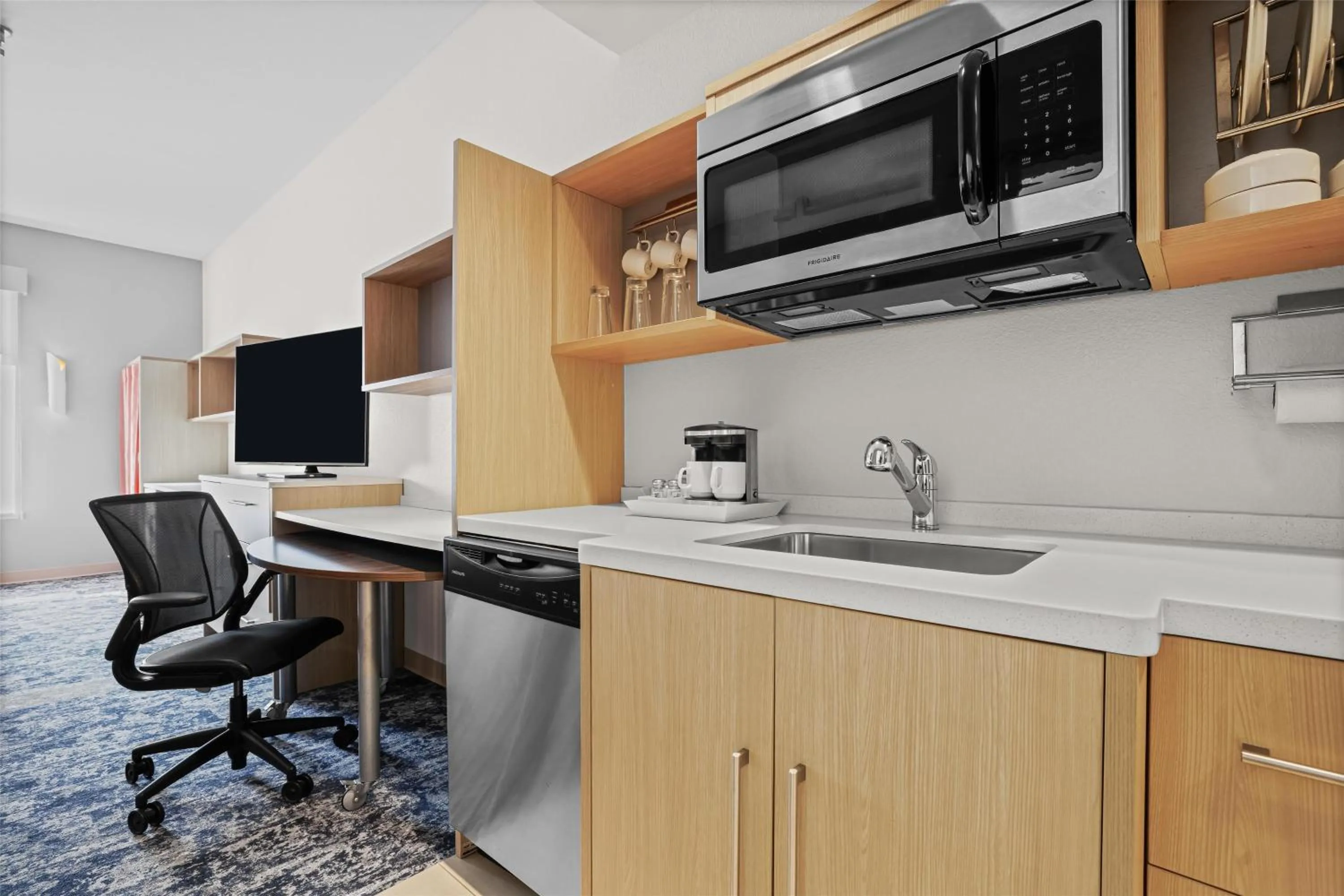 Kitchen or kitchenette in Home2 Suites By Hilton Pigeon Forge