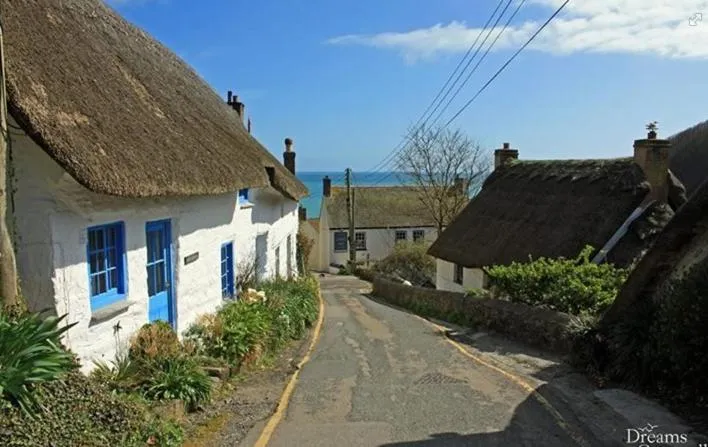 Property building in Cadgwith Cove Inn
