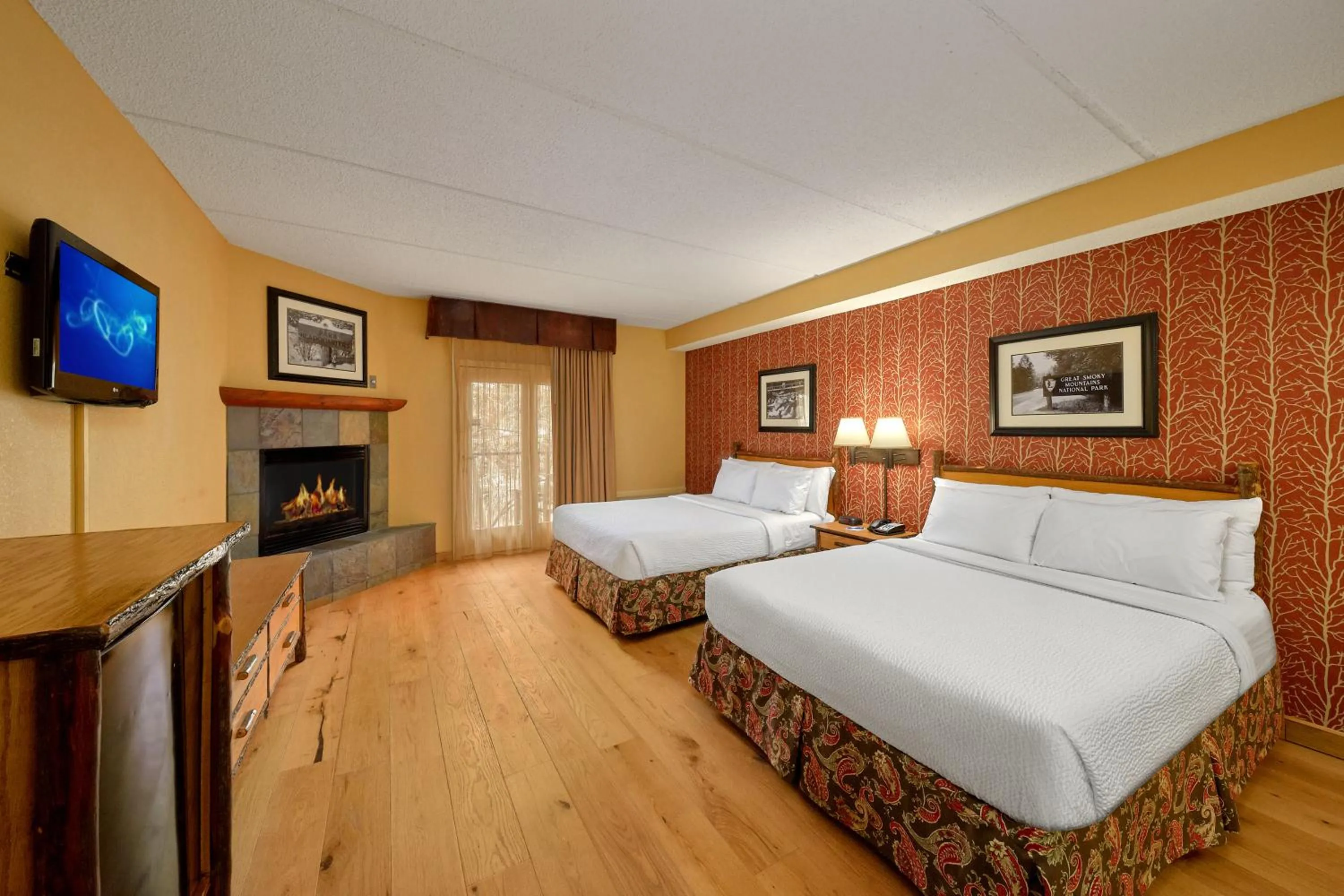 Two Queen Stream View in Bearskin Lodge on the River