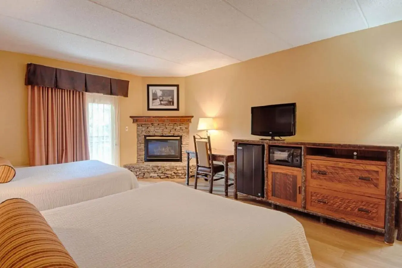 Queen Room with Two Queen Beds in Old Creek Lodge Queen Room with Two Queen Beds in Old Creek Lodge