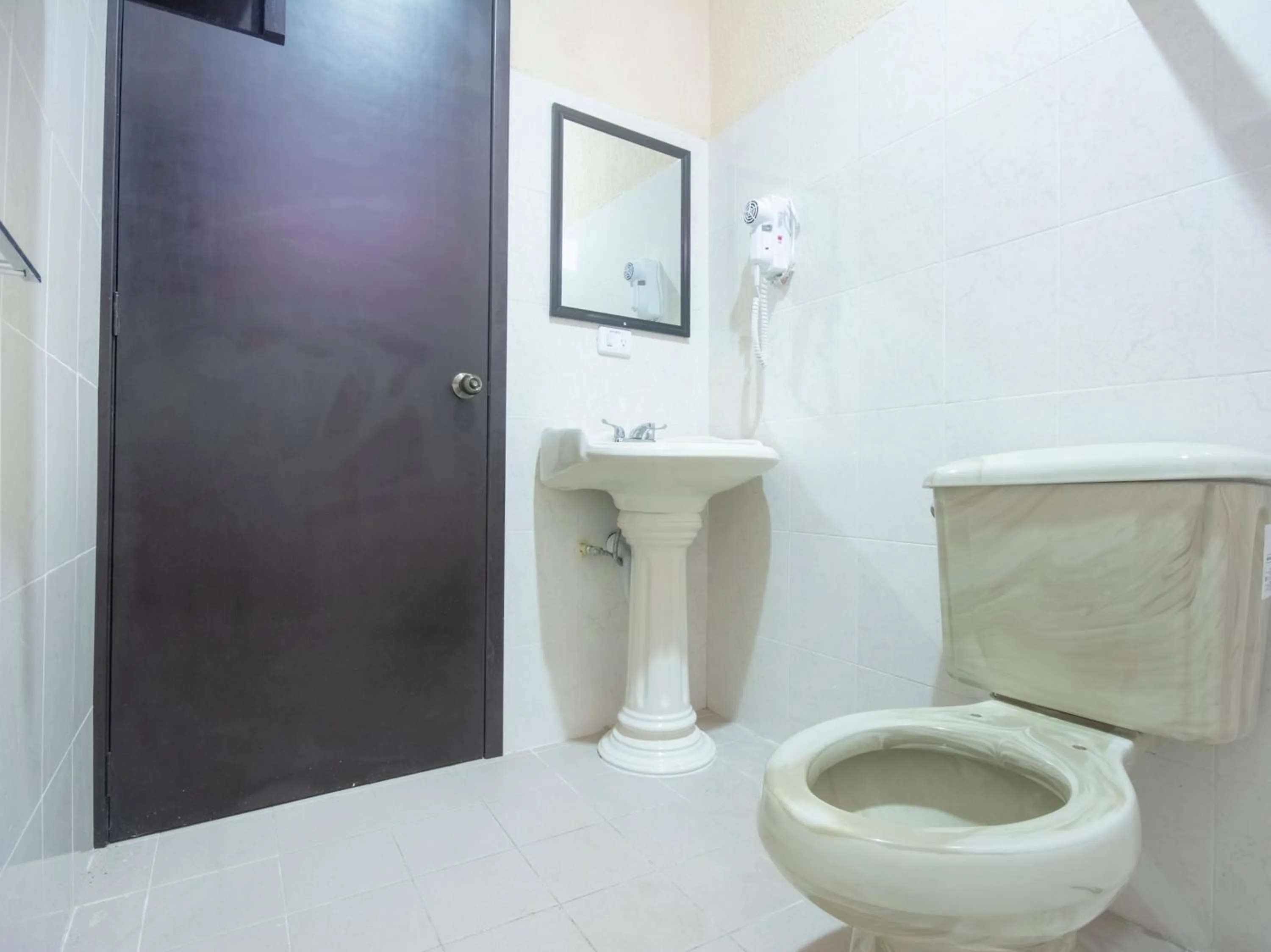 Toilet in Hotel Spa Shalam