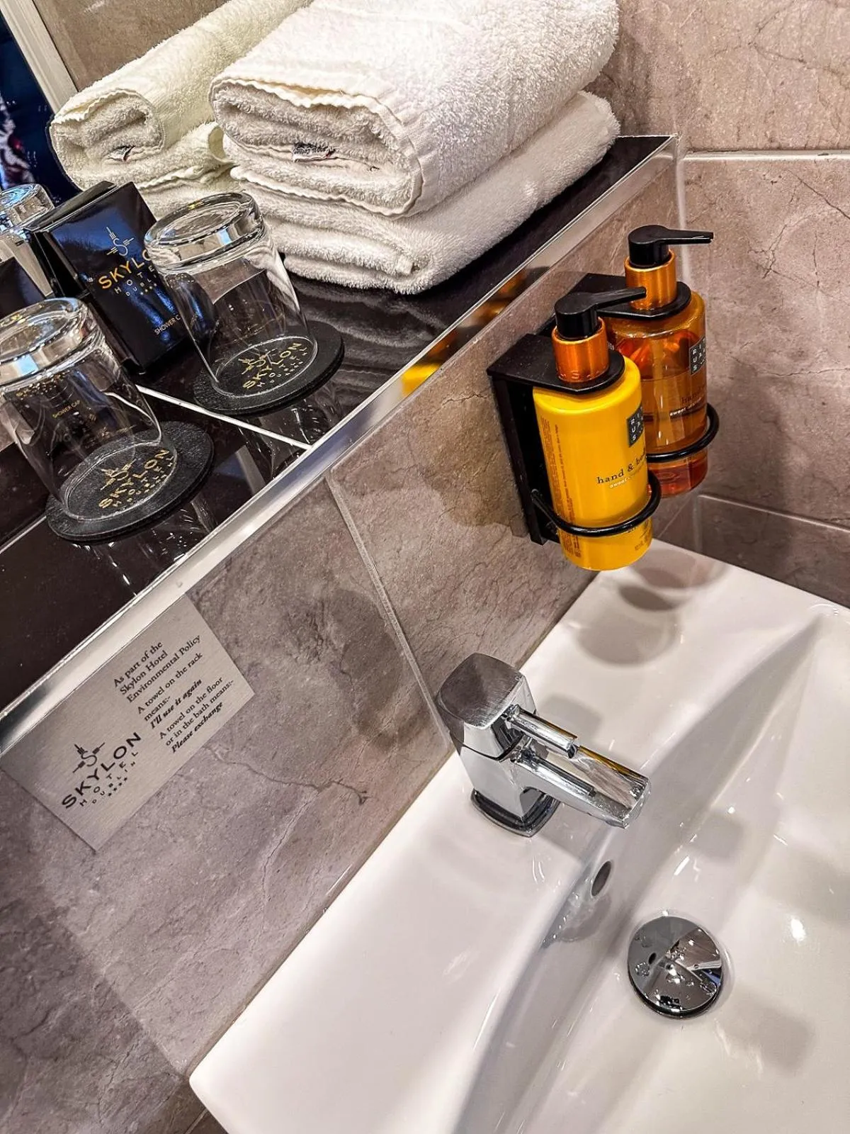 Bathroom in Dublin Skylon Hotel