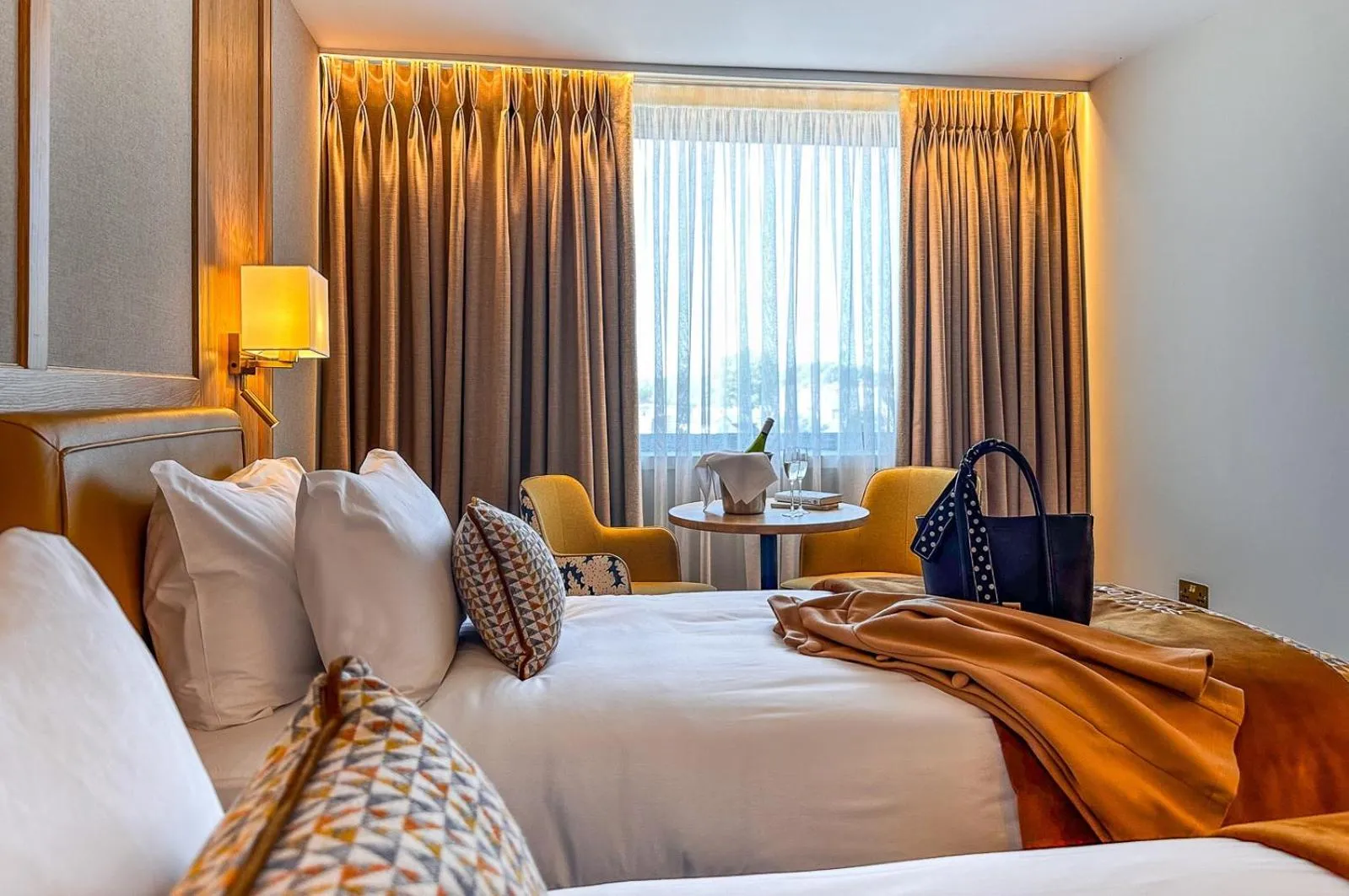 Bedroom, Bed in Dublin Skylon Hotel