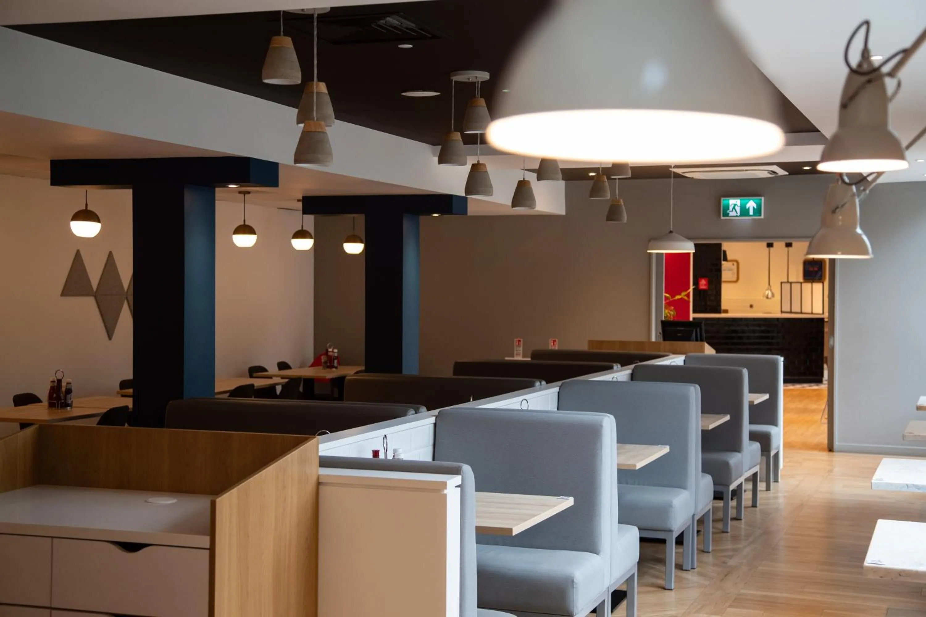 Restaurant/places to eat in Holiday Inn Express London Stansted Airport by IHG
